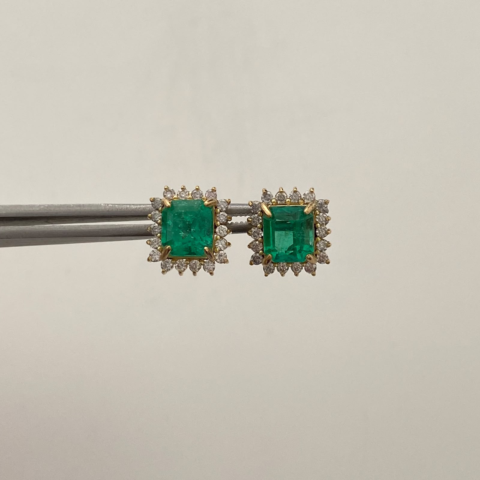 Topos Cuadradados 2.67puntos de esmerlanda y 0.1Puntos de moisanitas Oro amarillo 18k 4,5 Gr / 10,5 mm