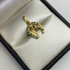 Dije Herradura y caballo circones verdes Oro amarillo 18k 1,9 Gr / 11,5 mm / 2 Cm