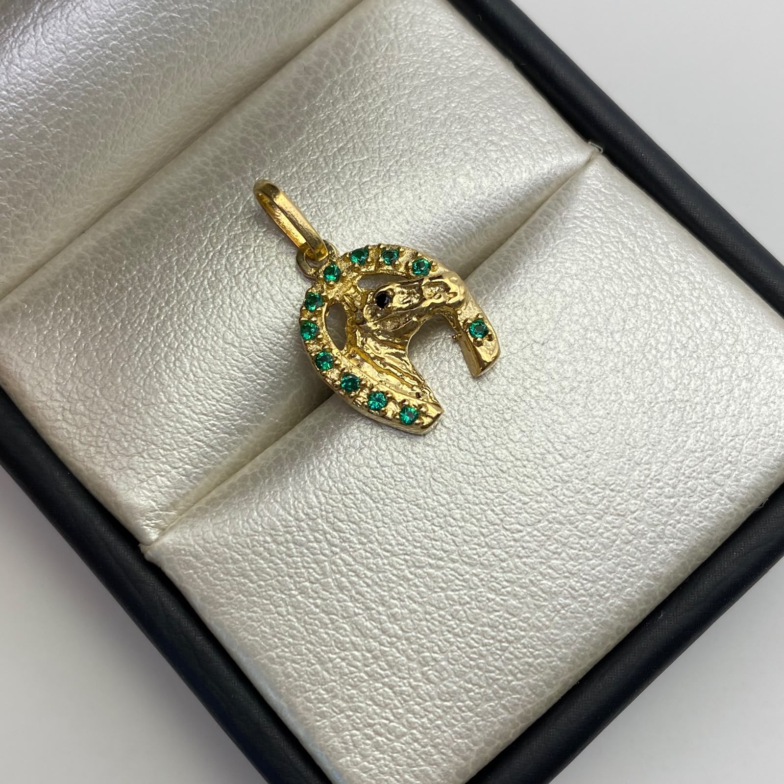 Dije Herradura y caballo circones verdes Oro amarillo 18k 1,9 Gr / 11,5 mm / 2 Cm
