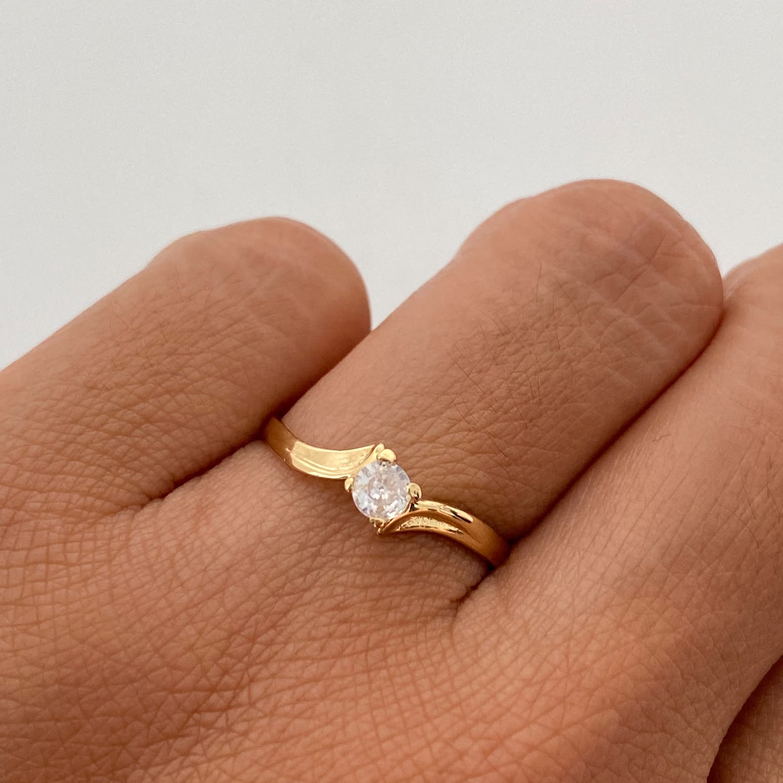 Anillo Solitario Oro amarillo 18k / Talla 7 1/2 / 1,45 Gr / 1,8 mm