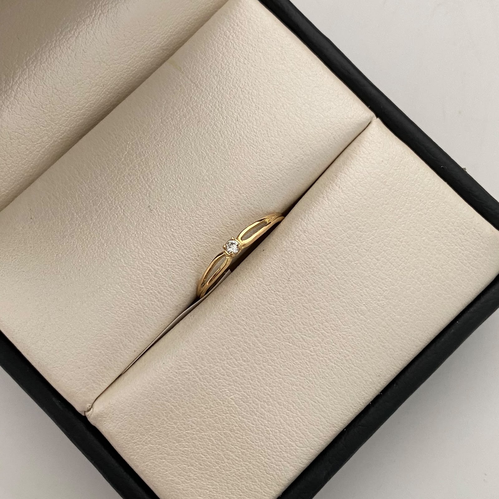 Anillo Soltario Oro amarillo 18k / Talla 7 / 0,75 Gr / 1 mm