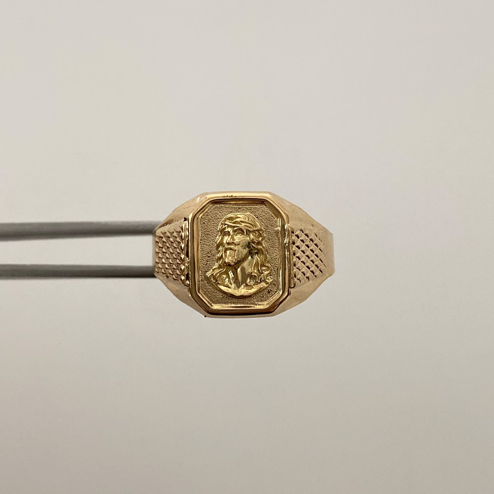 Anillo Troquel Rostro Oro amarillo 18k / Talla 12 / 3,55 Gr / 4,1 mm