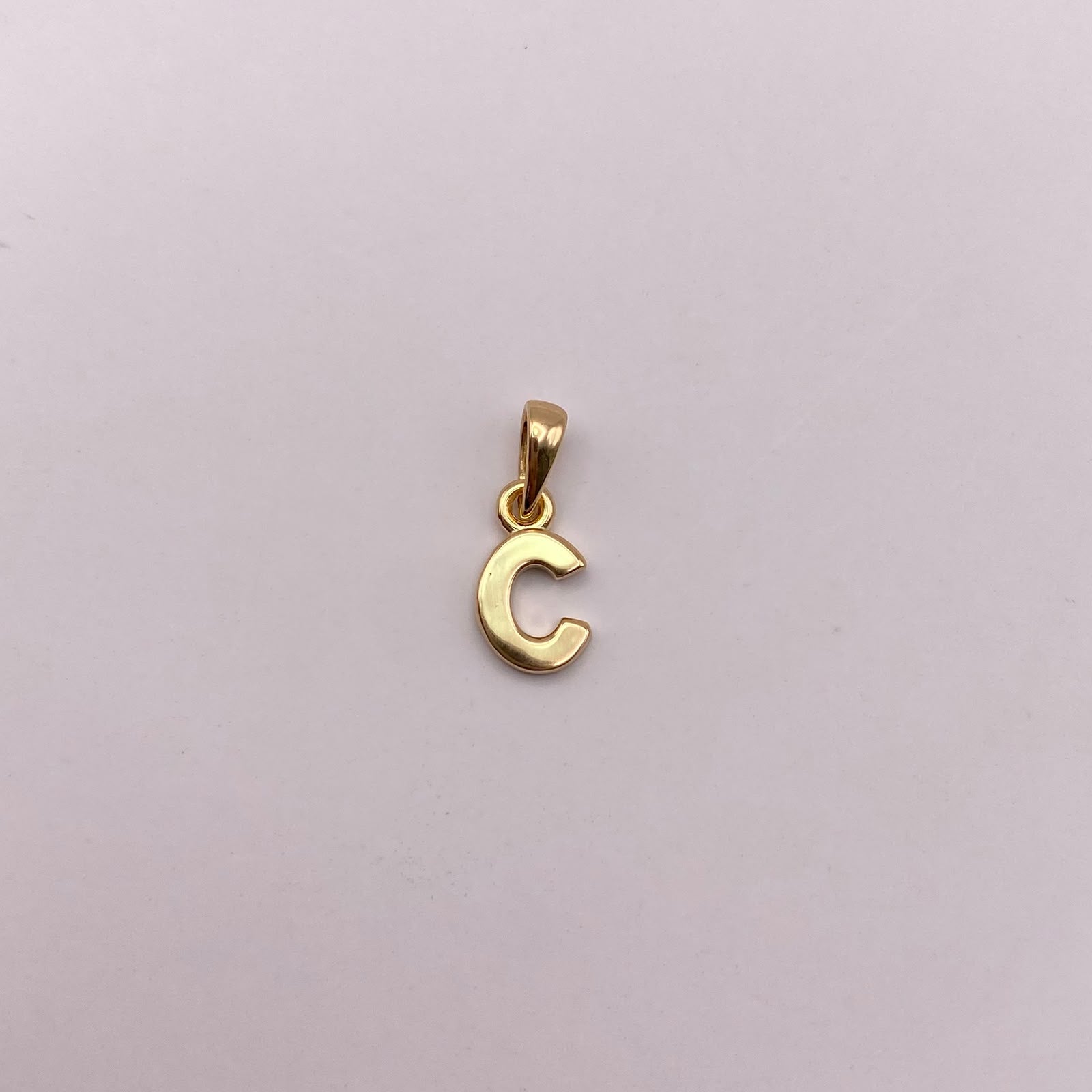 Dije letra C  Oro amarillo 18k 0,6 Gr / 6,4 mm / 1,3 Cm
