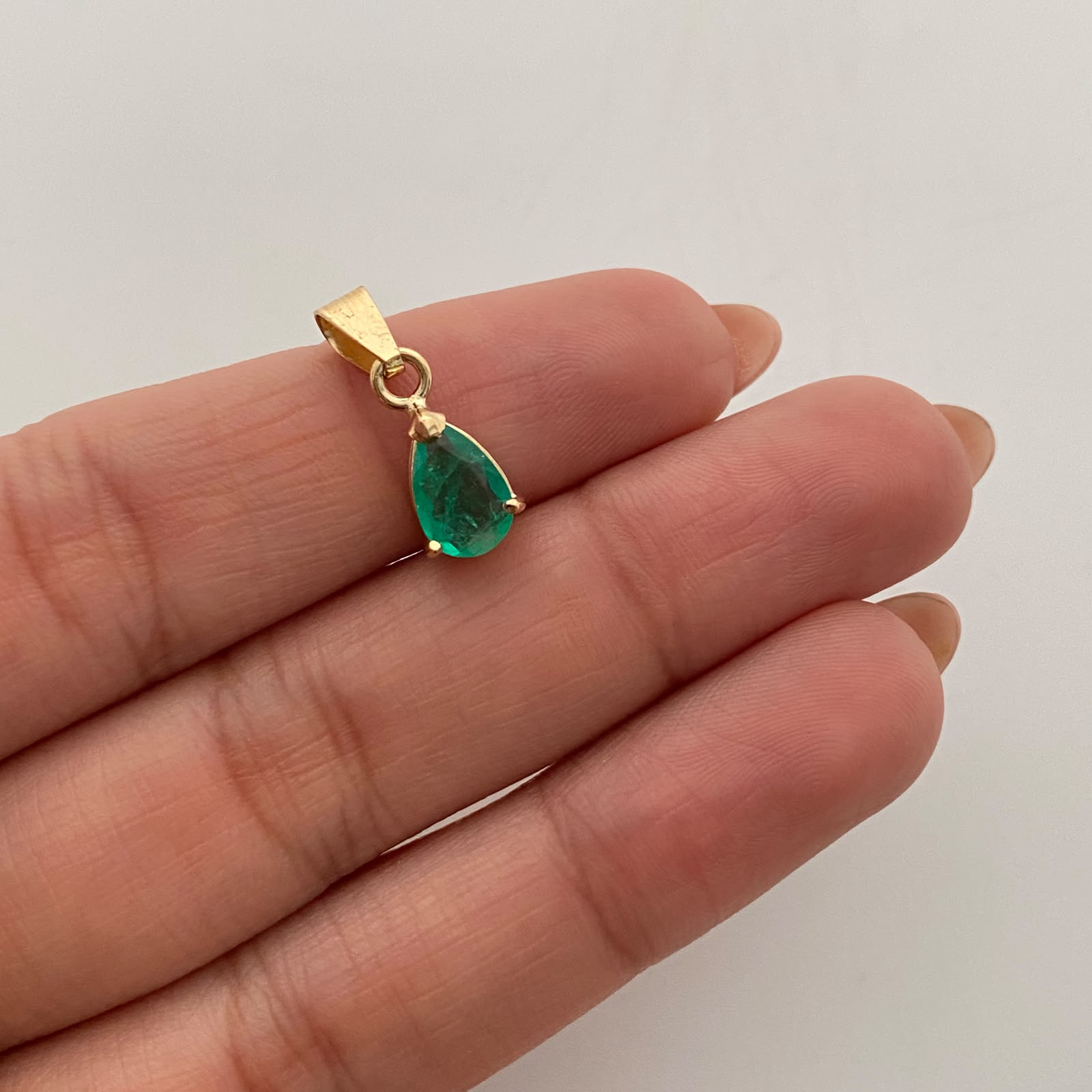 Dije Gota 0.9 puntos de Esmeralda Oro amarillo 18k 1,3 Gr / 6,9 mm / 2 Cm
