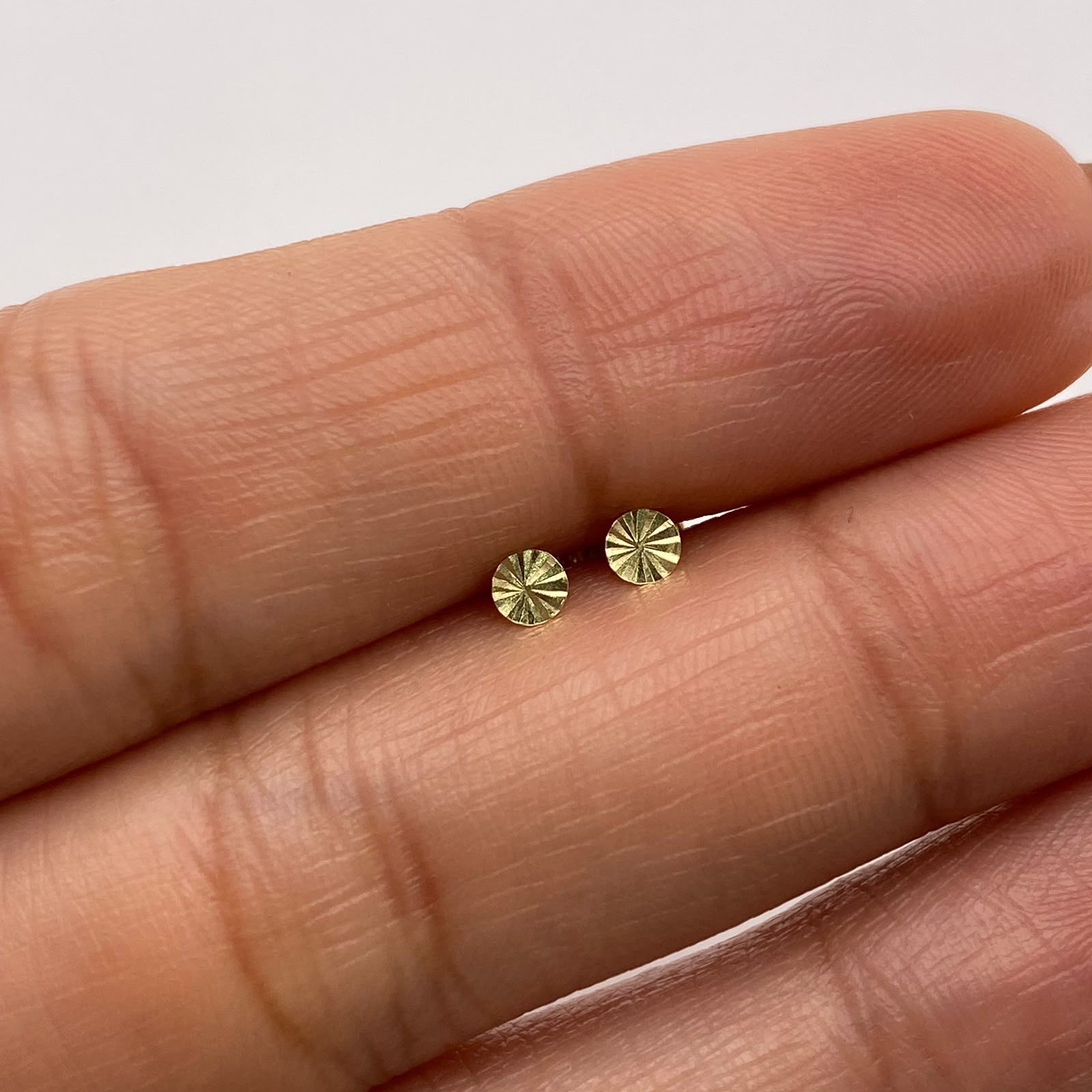 Topos Circulo plano diamantado Oro amarillo 18k 0,4 Gr / 4 mm