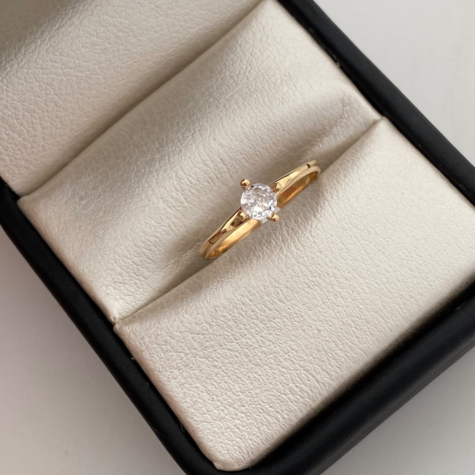 Anillo Solitario Oro amarillo 18k / Talla 6 1/2 / 1,4 Gr / 2 mm