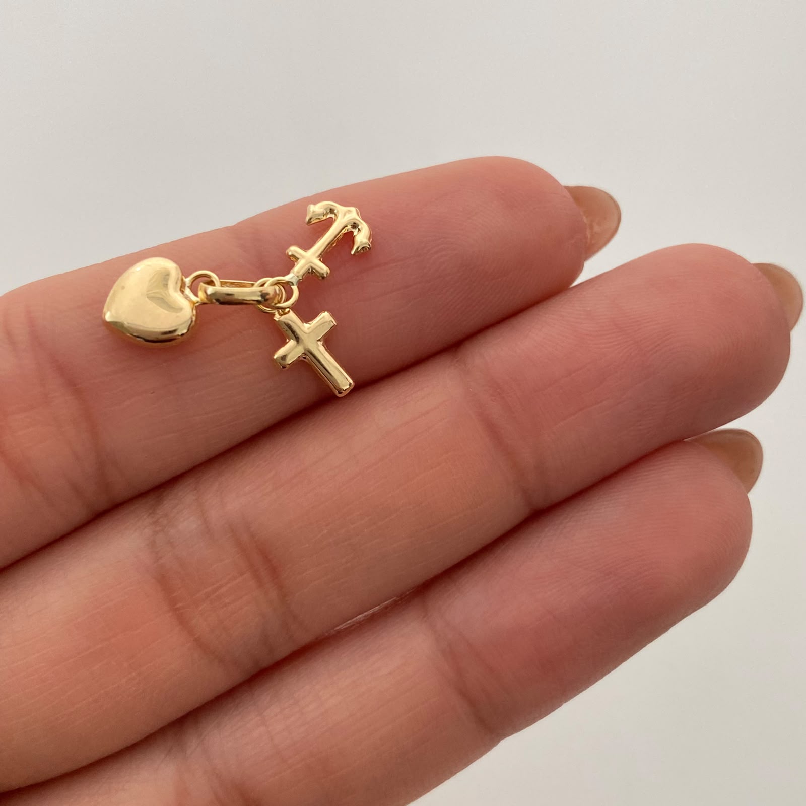 Dije Tres Gracias Oro amarillo 18k 0,55 Gr / 6,6 mm / 1,5 Cm