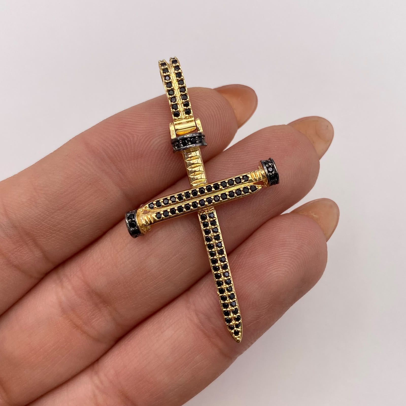 Dije cruz clavo circones negros Oro amarillo 18k 4,2 Gr / 25,05 mm / 5 Cm