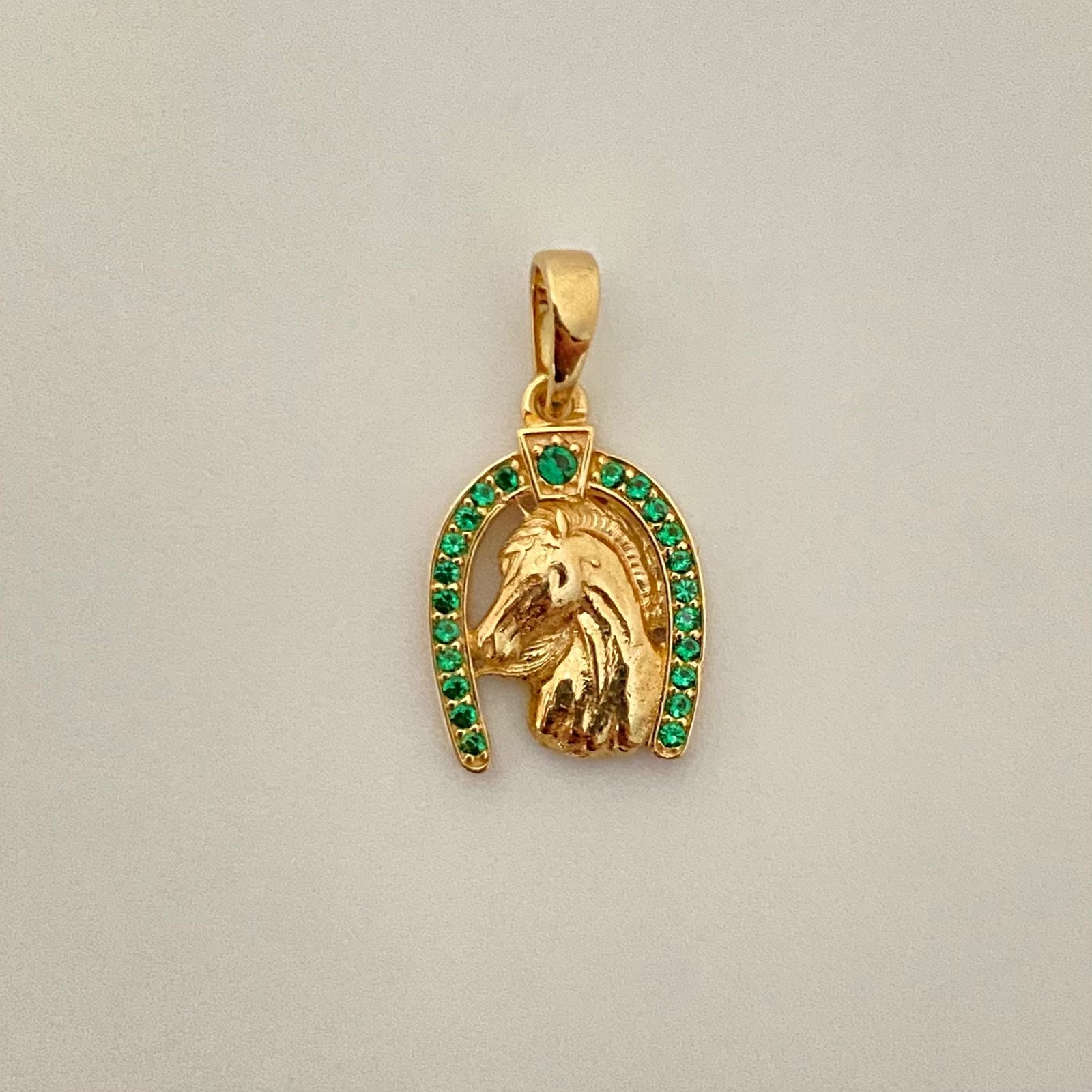 Dije herradura caballo borde circones verdes Oro amarillo 18k +1 / 2,10 Gr / 2,0 cm