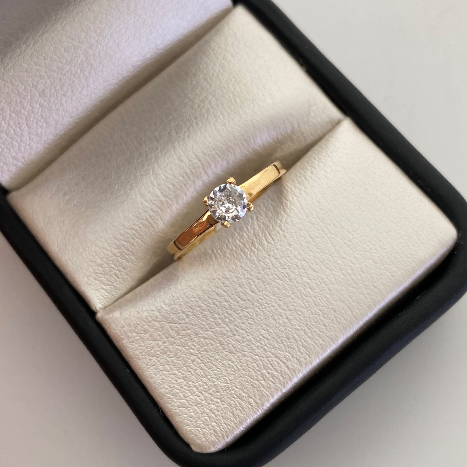 Anillo Solitario Oro amarillo 18k / Talla 6 1/2 / 1,25 Gr / 2 mm