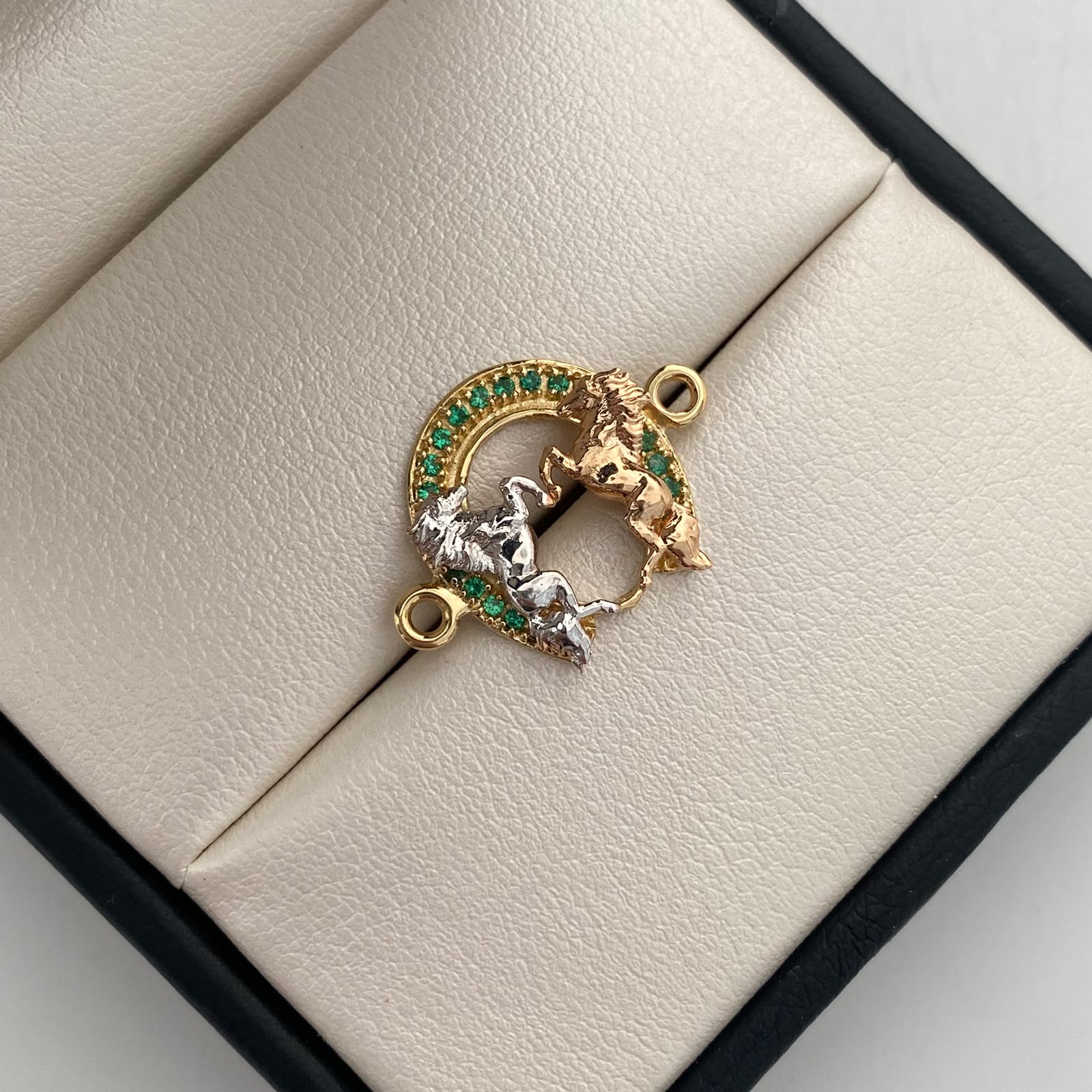 Herraje Caballos Casting Verde Tres oros 18k 2,9 Gr / 1,6 Cm