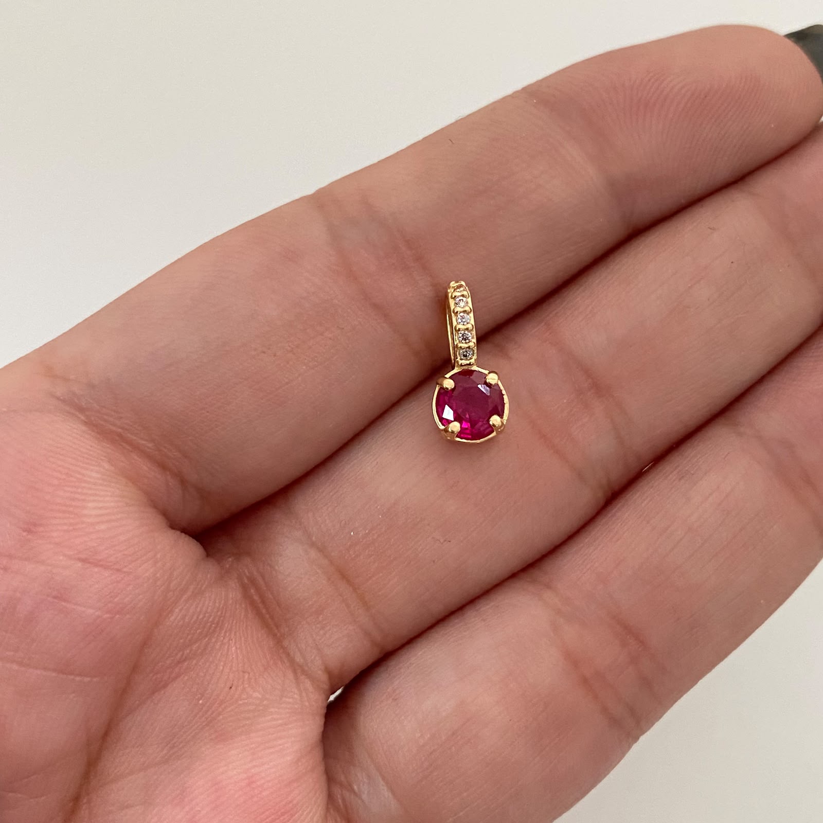 Dije Circon Fucsia Oro amarillo 18k 0,9 Gr / 5,5 mm / 1,1 Cm