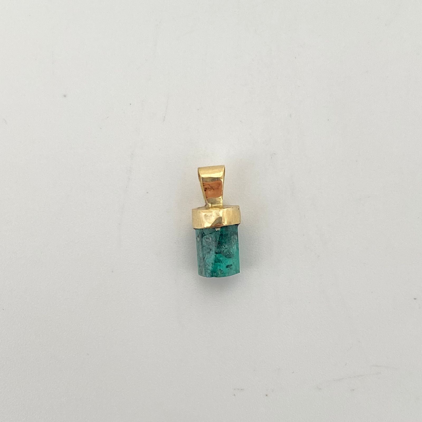Dije con morralla de esmeralda  Oro amarillo 18k 1,05 Gr