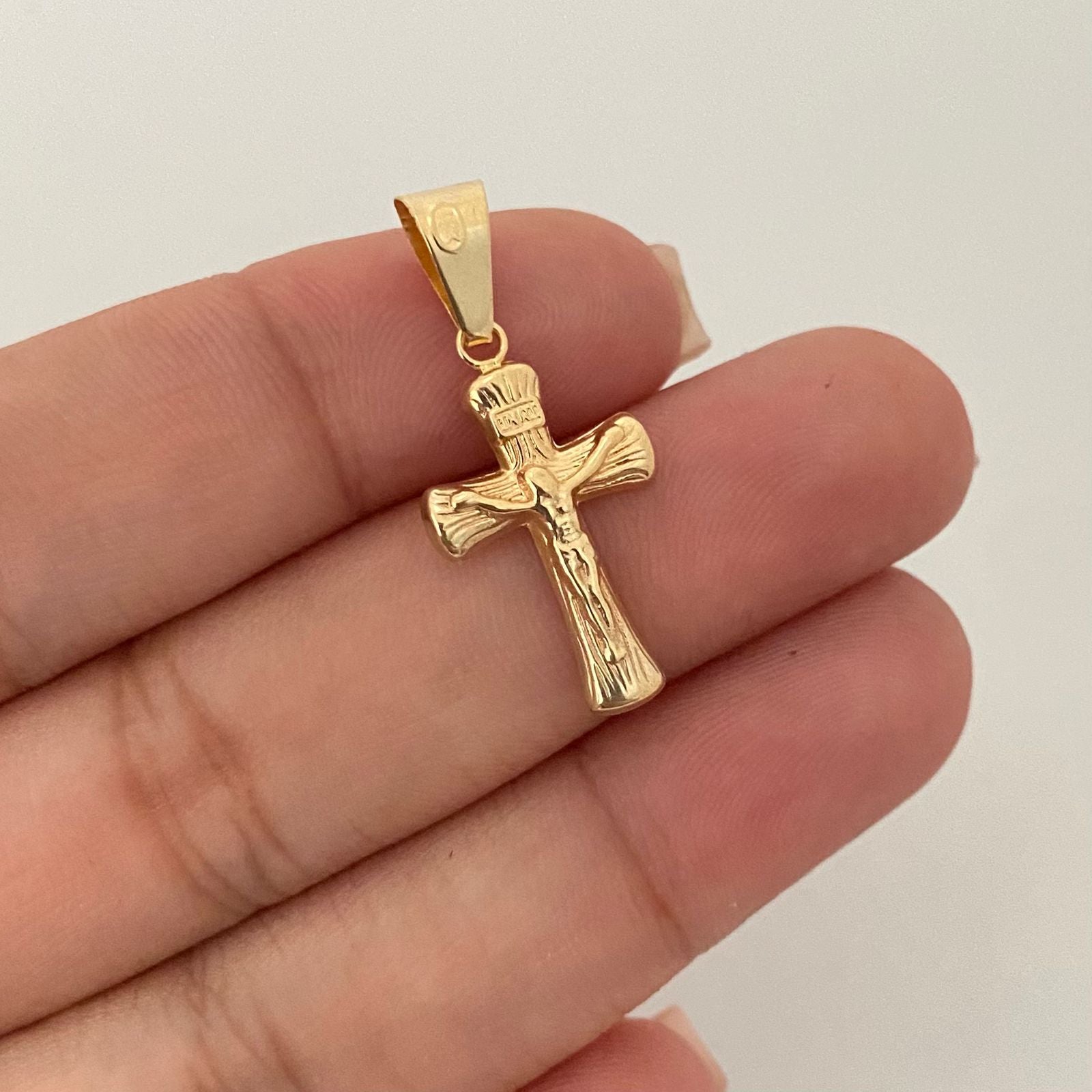 Dije cruz cristo diamantado Oro amarillo 18k 0,9 Gr / 3 Cm