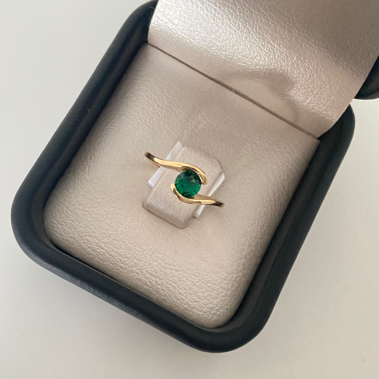Anillo circon verde abrazado Oro amarillo 18k / Talla 5 1/2 / 1,60 Gr