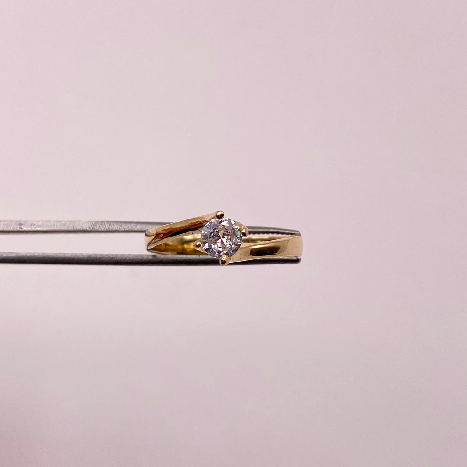 Anillo Solitario Oro amarillo 18k / Talla 7 / 2,2 Gr / 2,7 mm