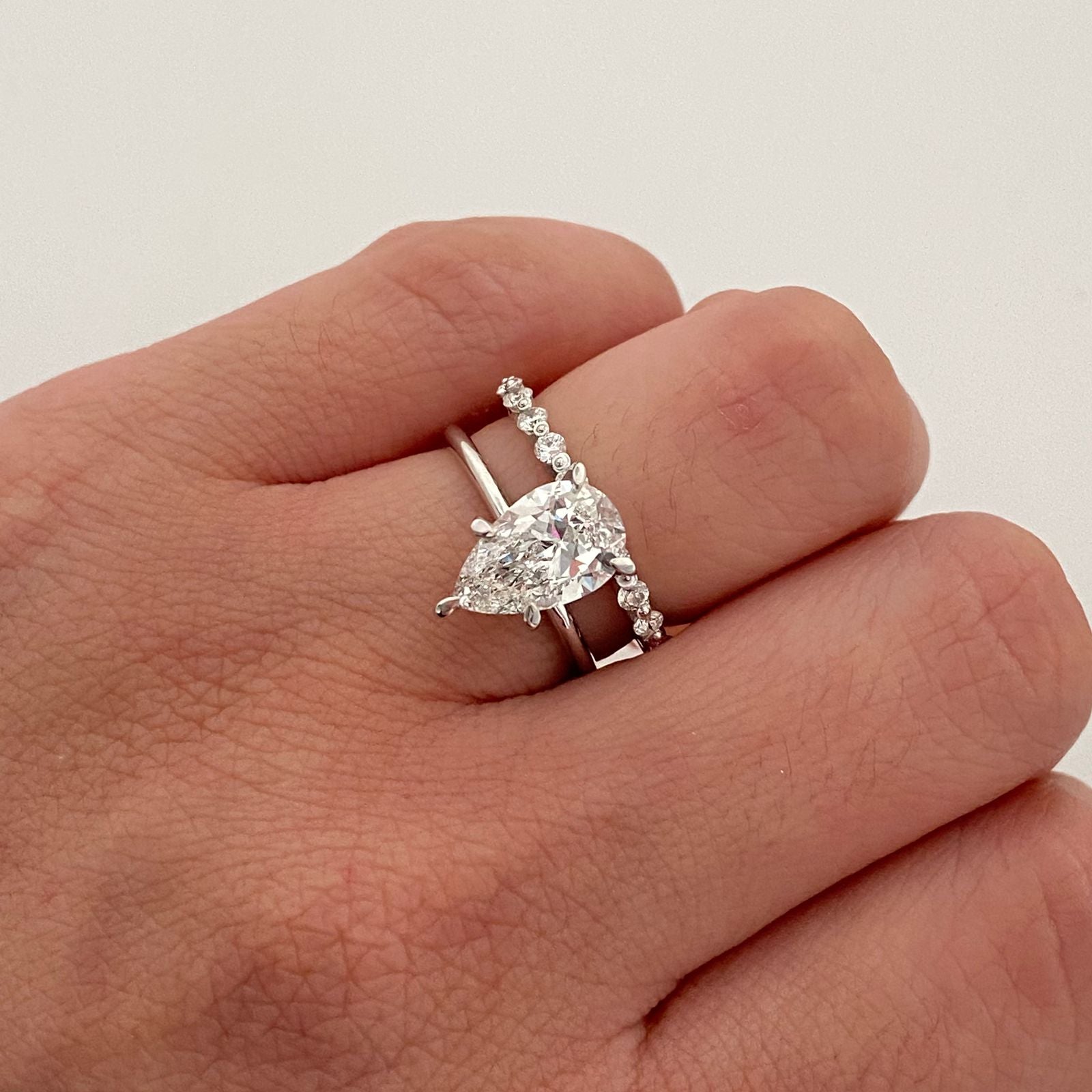 Anillo con diamante de laboratorio  en gota y laterales (POR FABRICACION)  Oro blanco  18k / Talla 7 1/2 / 5 Gr