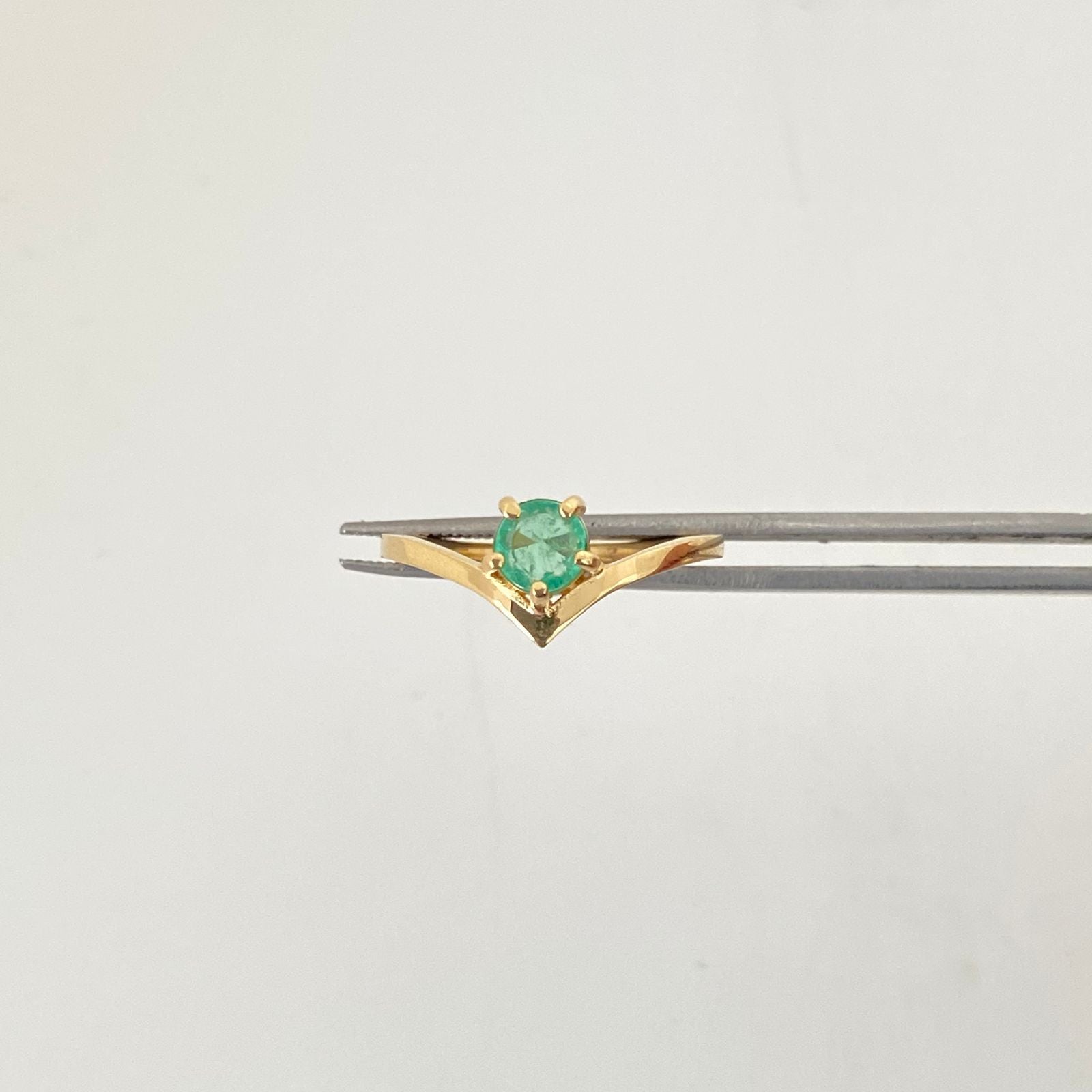 Anillo solitario con esmeralda  Oro amarillo 18k / Talla 7 / 2,7 Gr