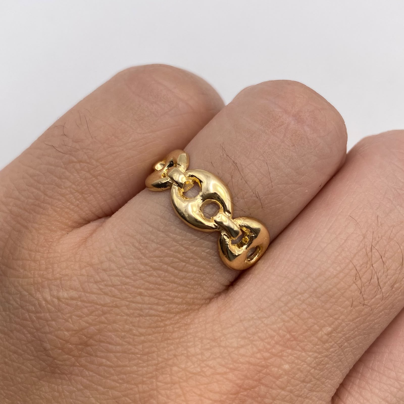 Anillo Gc grande Oro amarillo 18k / Talla 6 3/4 / 2,74 Gr / 2,20 mm