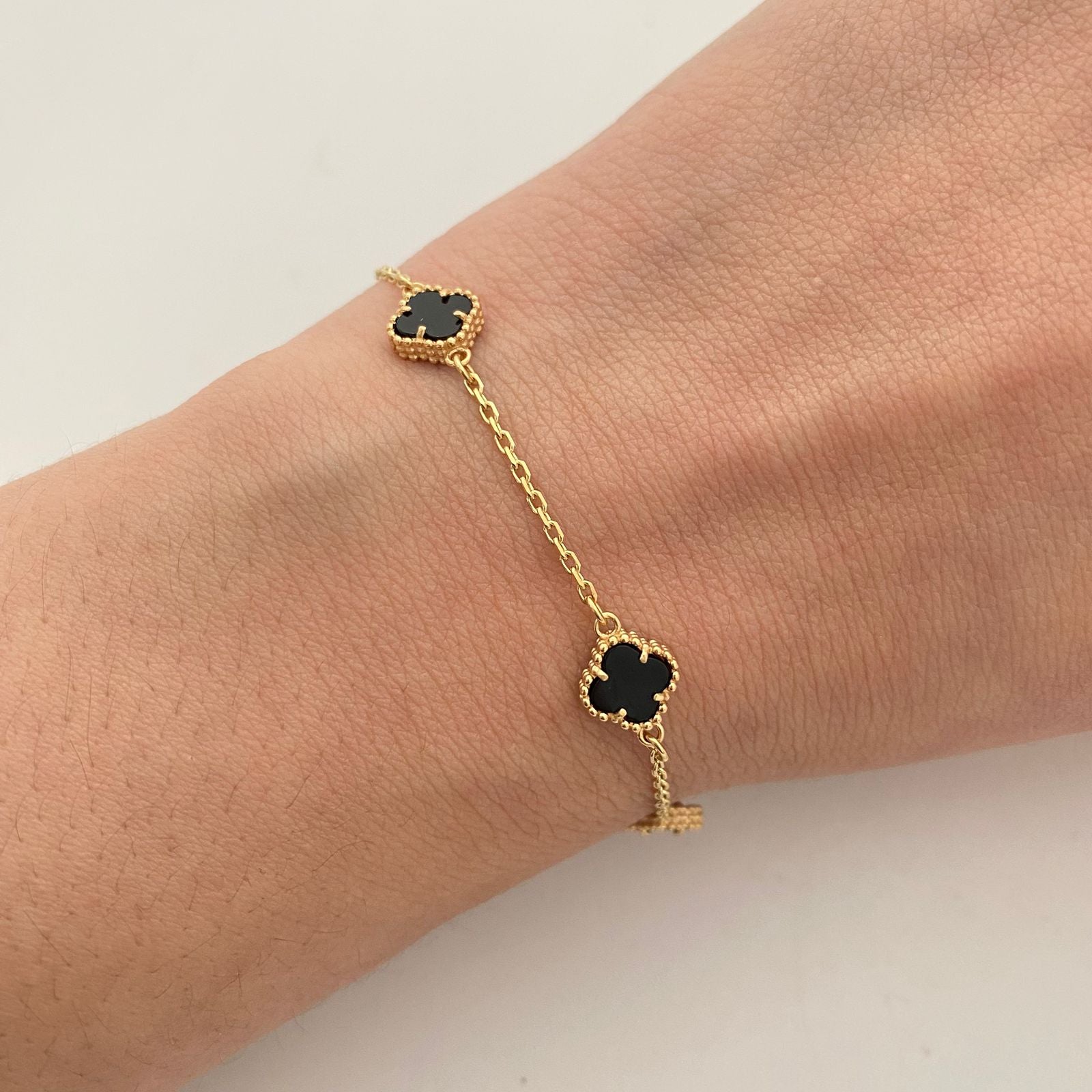 Pulso It aro seguido con herraje de trebol negro  Oro amarillo 18k +4 / 3,5 Gr / 1,03 mm / 17,5 Cm