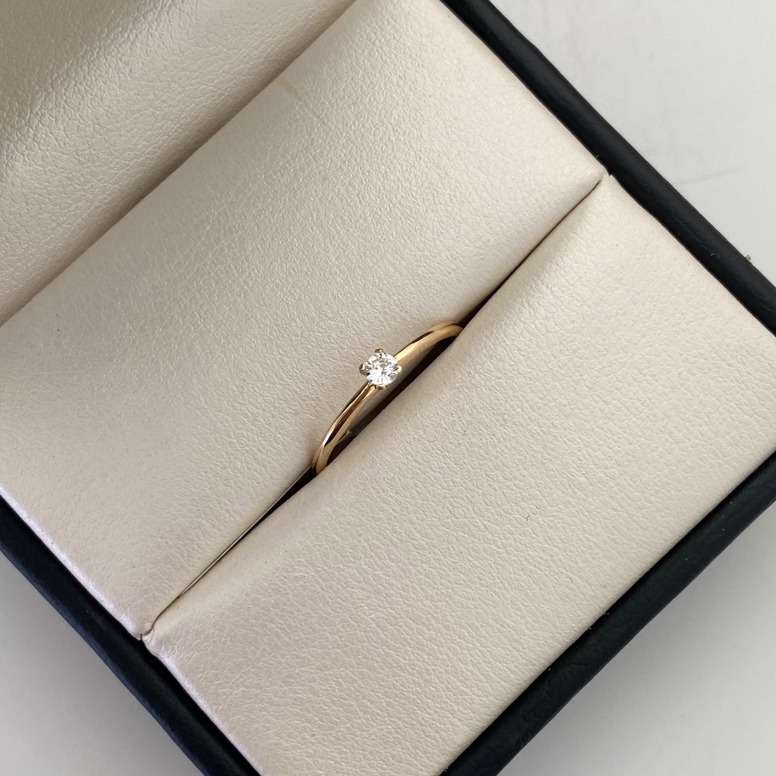 Anillo Solitario Oro amarillo 18k / Talla 7 1/2 / 1,05 Gr / 1,2 mm