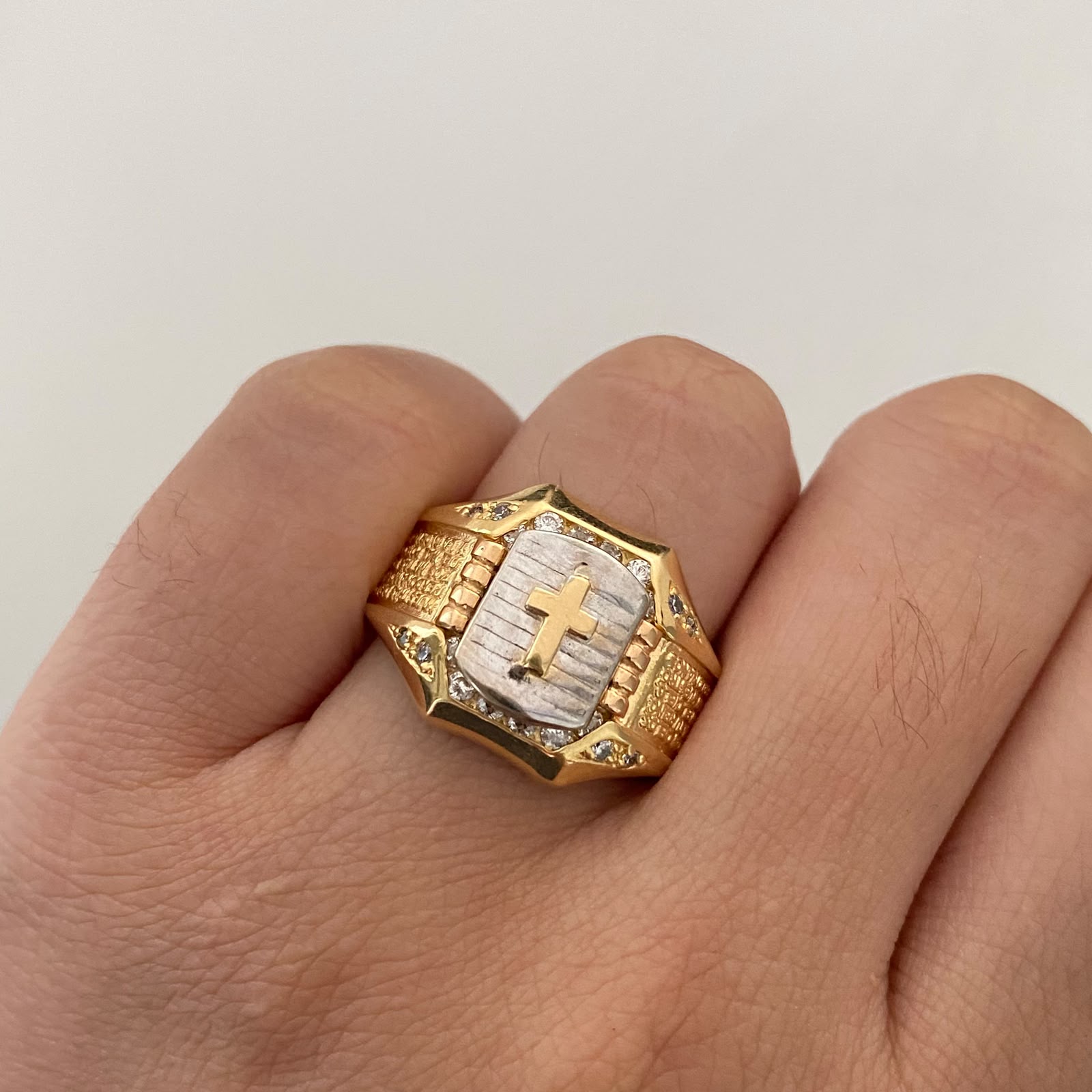Anillo Cruz padre nuestro casting Tres oros 18k / Talla 11 1/2 / 9,44 Gr / 6,8 mm