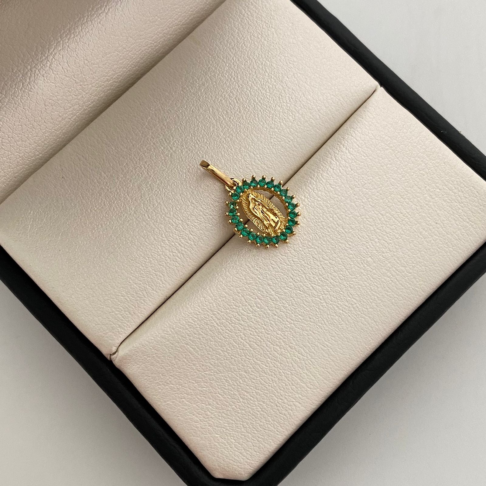 Dije Redondo casting verde Gudalupe Oro amarillo 18k 1,3 Gr / 10,7 mm / 1,7 Cm