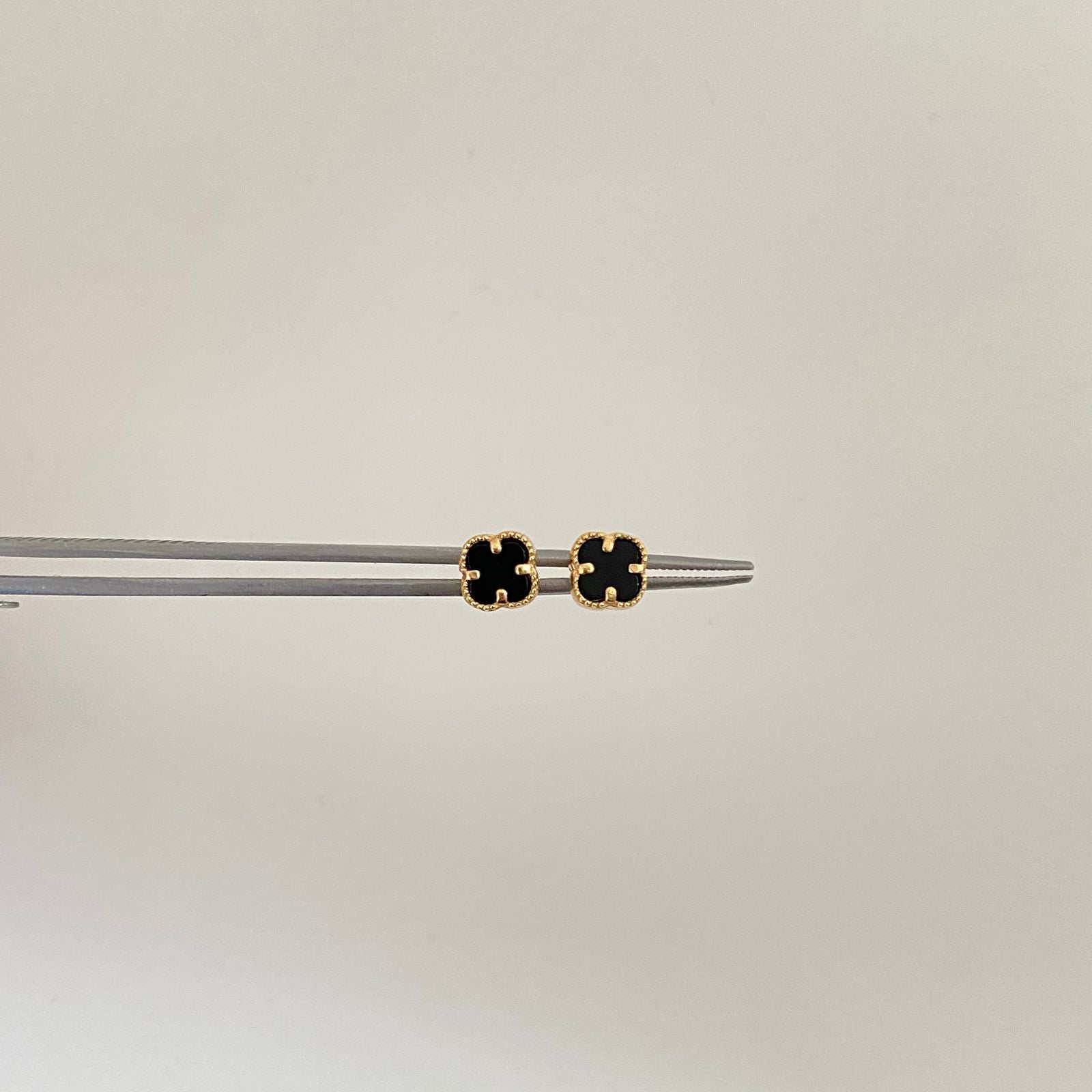 Topos It trebol fondo negro Oro amarillo 18k +4 / 2,2 Gr / 6,7 mm