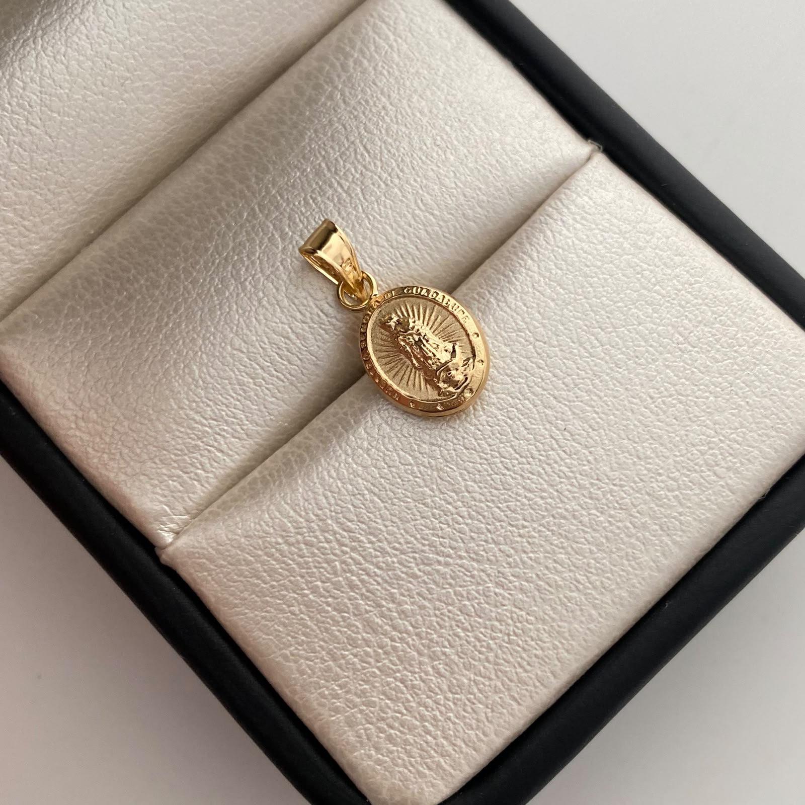 Dije Virgen de Guadalupe Oro amarillo 18k 0,5 Gr / 8,4 mm / 1,8 Cm