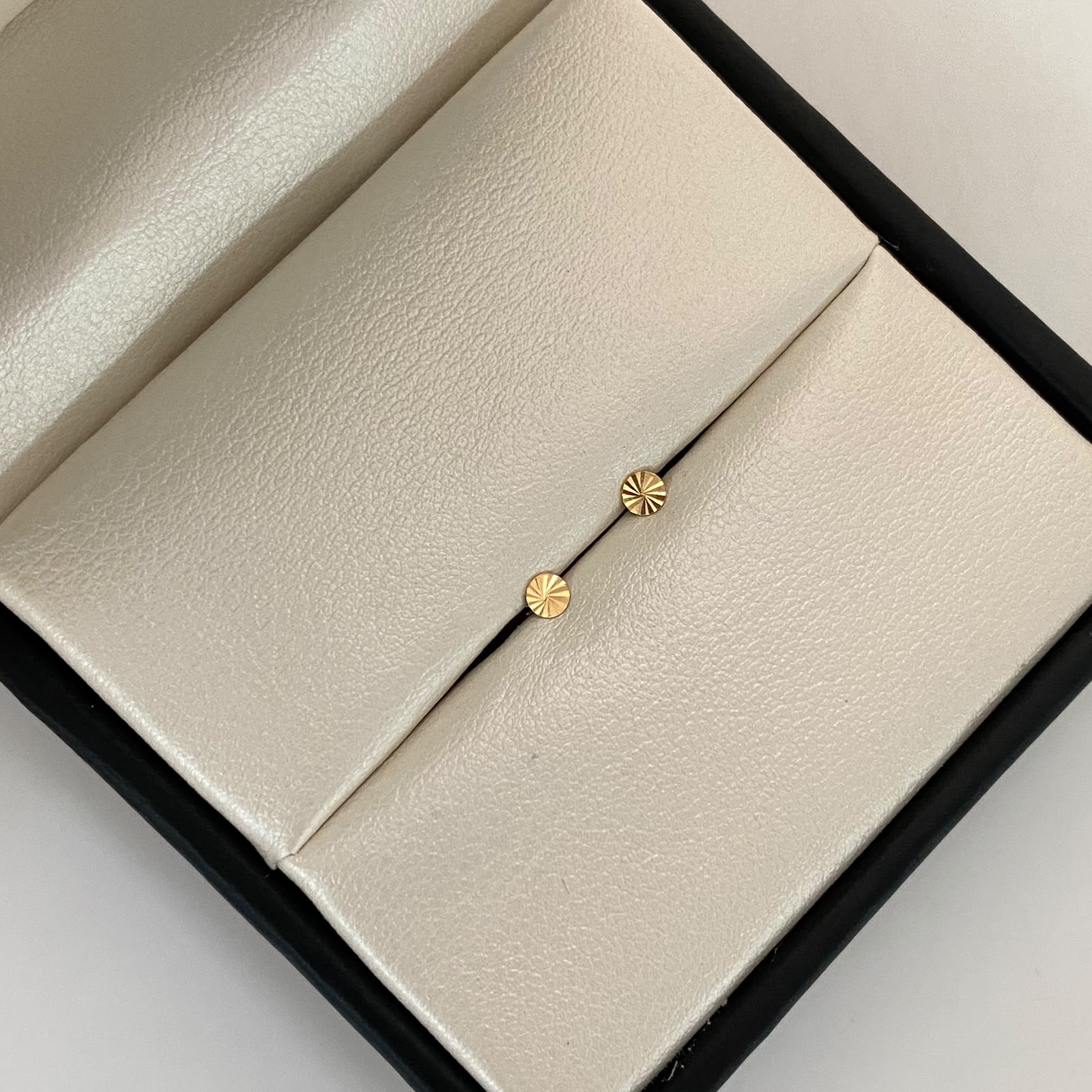 Topos Mini Circulo Plano Diamantado Oro amarillo 18k 0,4 Gr / 3,2 mm