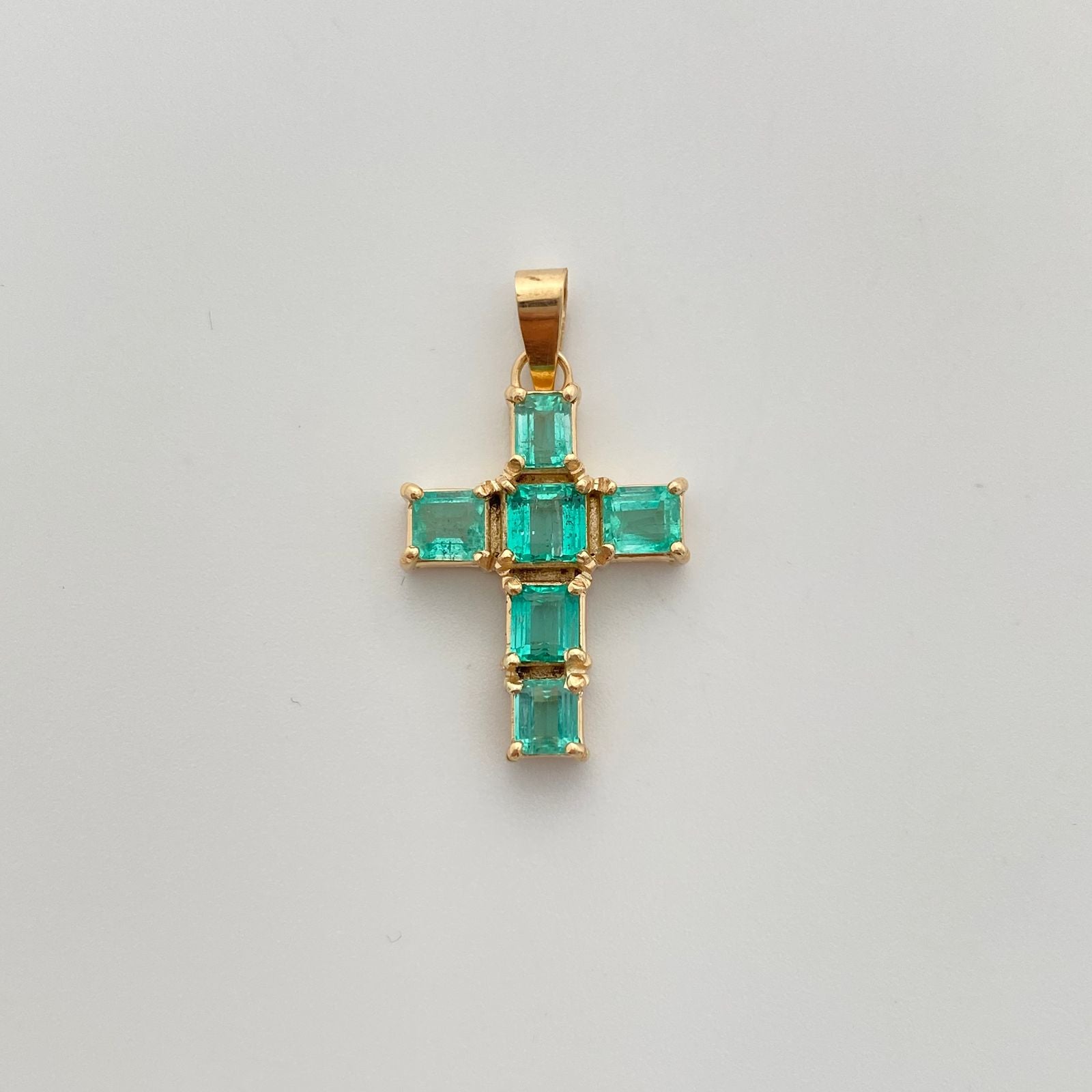 Dije cruz con esmeralda  Oro amarillo 18k 4,8 Gr / 3,9 mm / 3,1 Cm