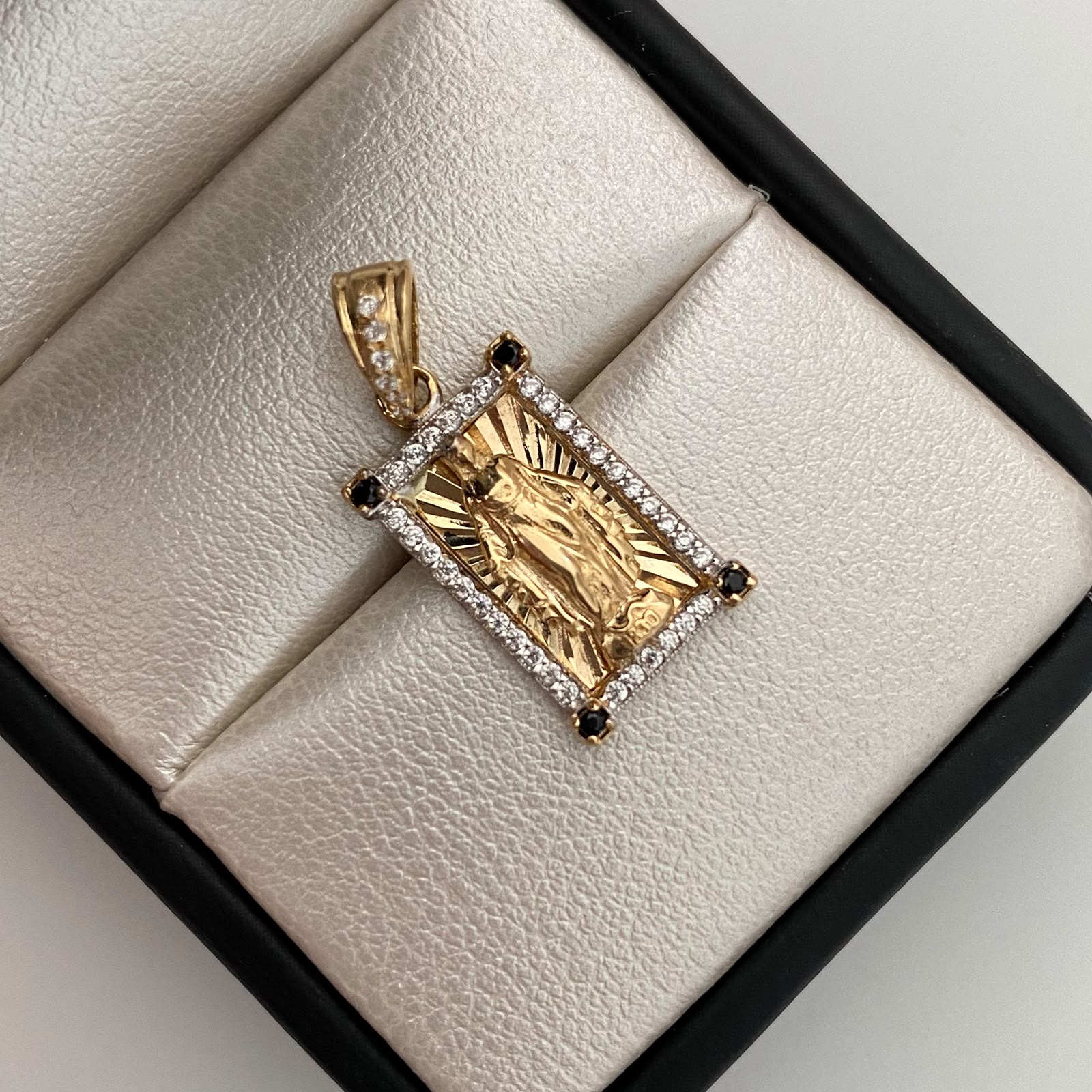Dije Rectangular Casting Negro y Blanco Virgen Milagrosa Oro amarillo 18k 3,35 Gr / 11,6 mm / 2,5 Cm