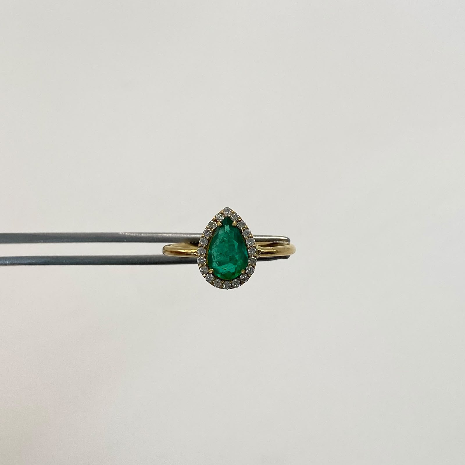 Anillo gota esmeralda 0.86 qt rededor diamantes 0.26qt Oro amarillo / Talla 8 / 3,5 Gr