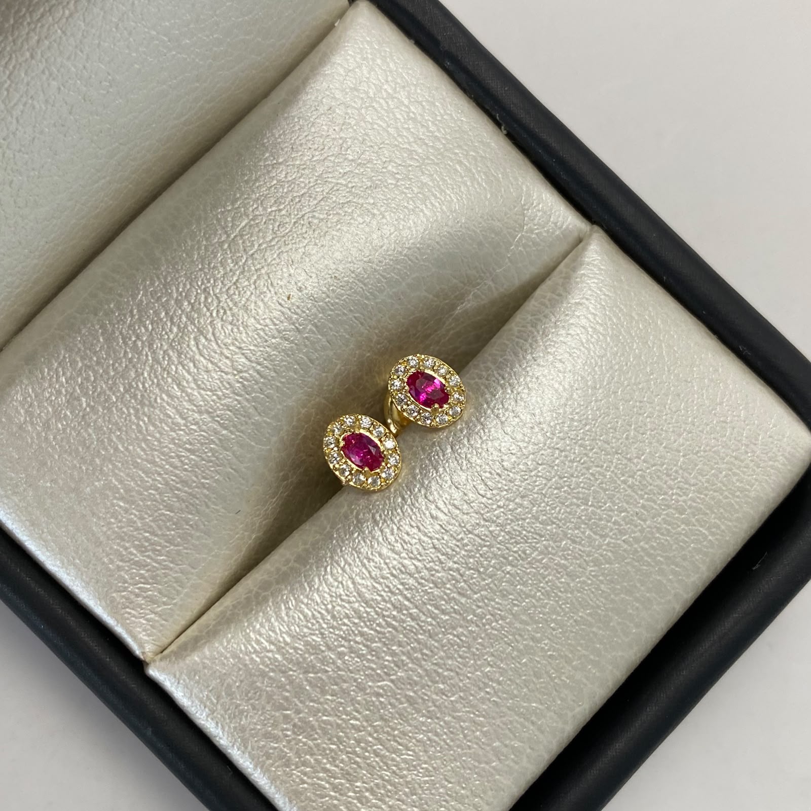 Topos ovalado circón fucsia Oro amarillo 18k 0,7 Gr / 4,4 mm