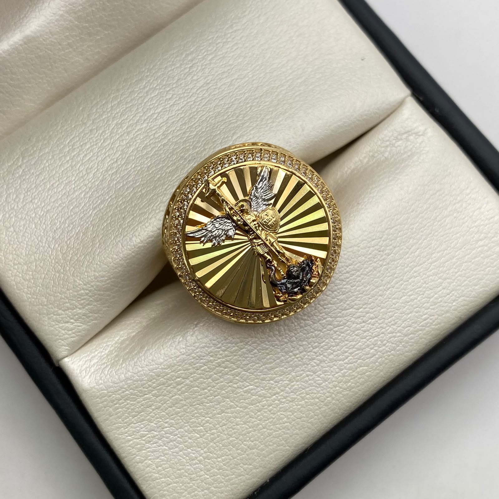 Anillo san miguel arcangel giratorio Oro amarillo y Oro blanco 18k / Talla 9 1/2 / 9,30 Gr / 5,64 mm