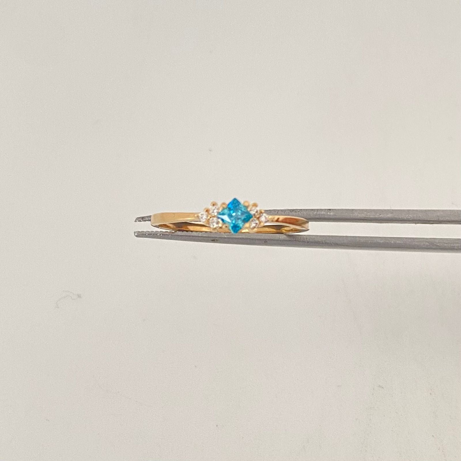 Anillo con swarovski azul claro y blanco  Oro amarillo 18k / Talla 7 / 1,3 Gr