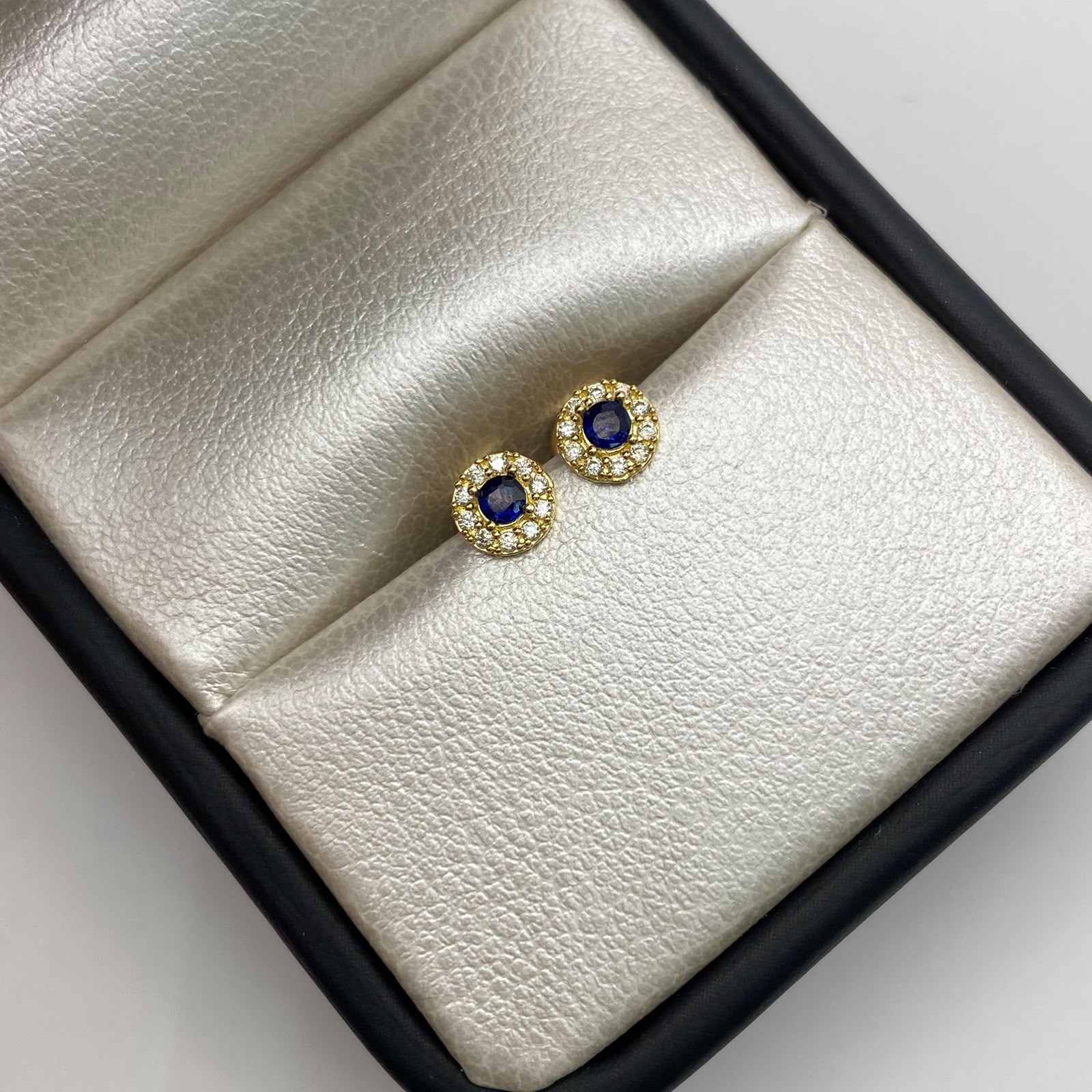 Topos Circulo borde blanco y centro azul Oro amarillo 18k 0,75 Gr / 5,4 mm