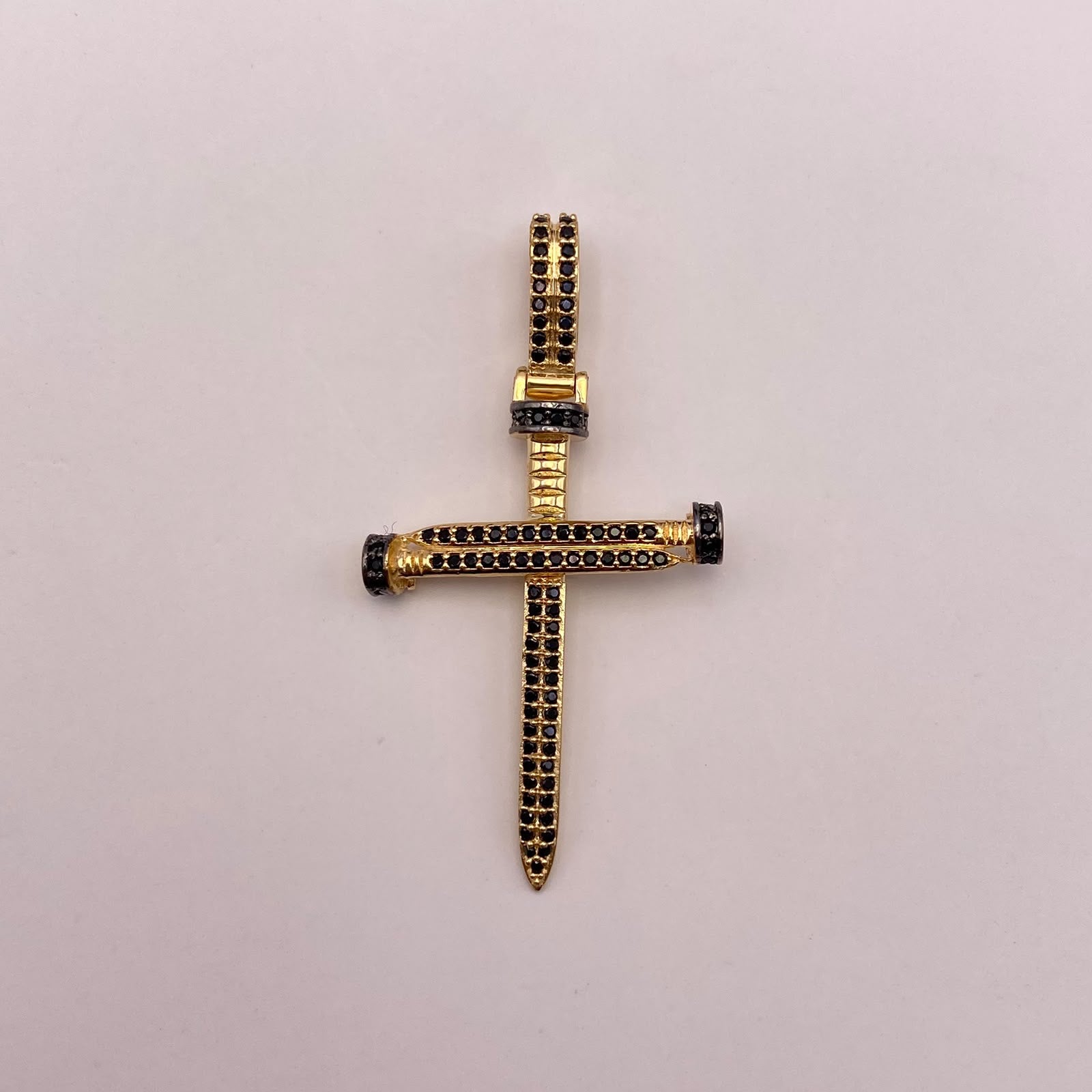 Dije cruz clavo circones negros Oro amarillo 18k 4,2 Gr / 25,05 mm / 5 Cm