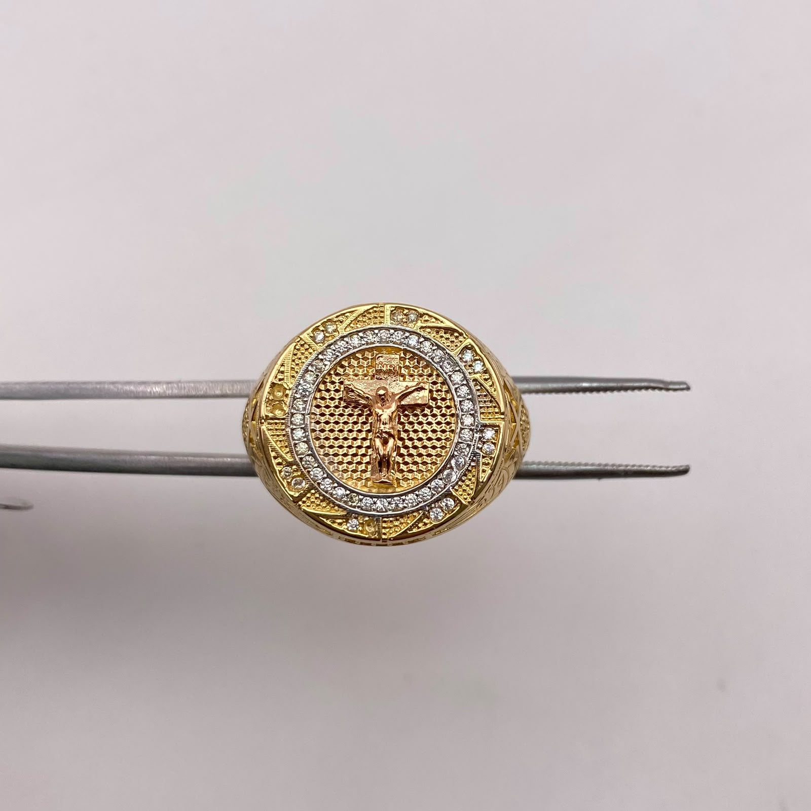Anillo cruz cristo circones blancos Tres oros 18k / Talla 12 / 14,10 Gr / 4,93 mm