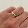 Anillo entrelazado con circones blancos (POR FABRICACION)  Oro amarillo 18k / Talla 5 1/2 / 3 Gr