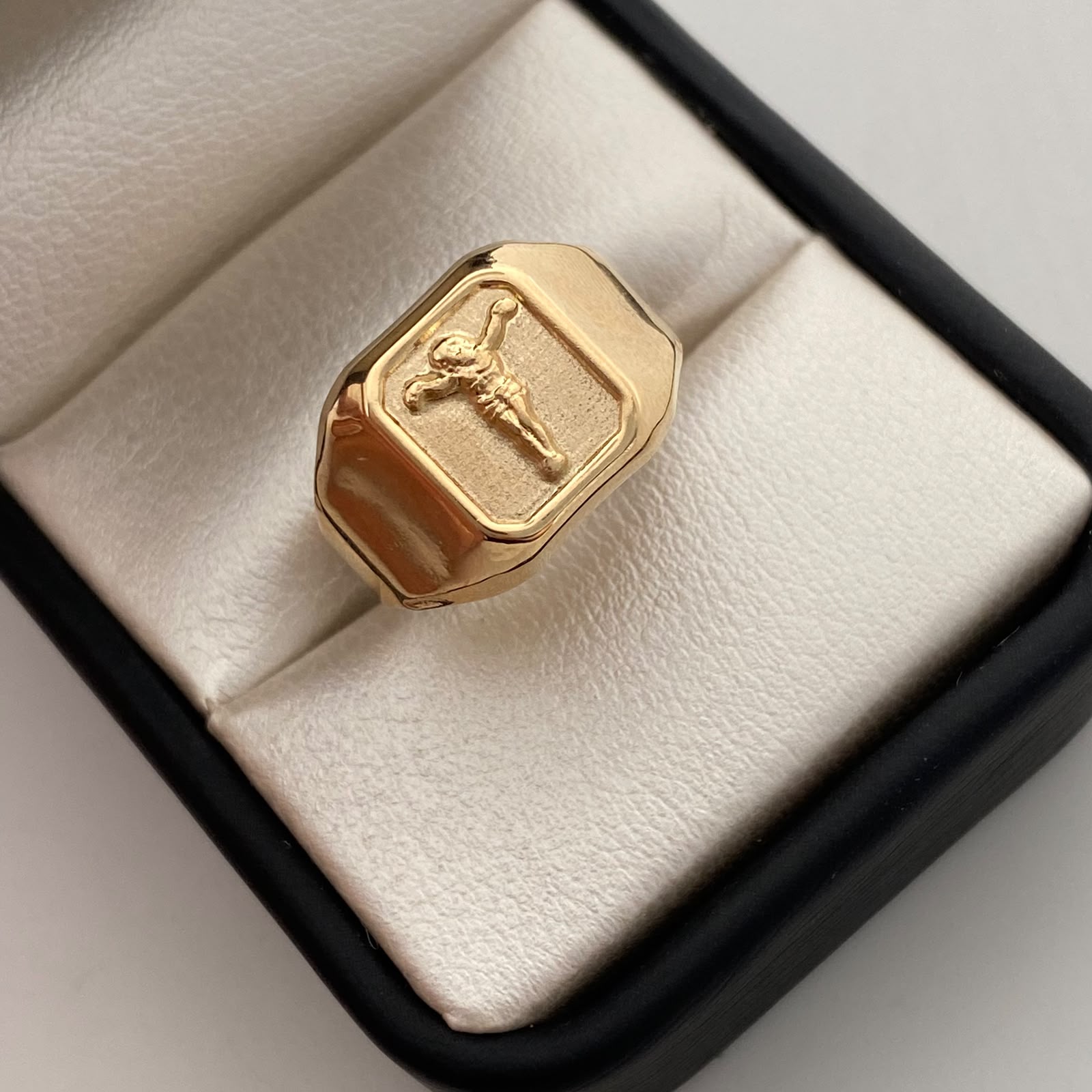 Anillo Cristo Oro amarillo 18k / Talla 9 1/2 / 2,65 Gr / 4,4 mm