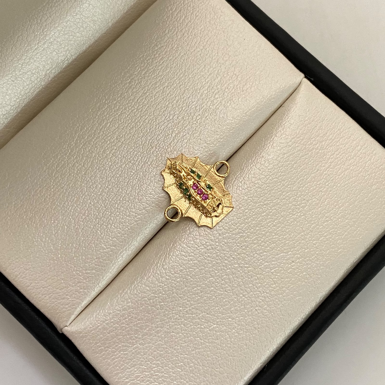 Herraje Silueta Virgen de Guadalupe Casting Oro amarillo 18k 0,9 Gr / 1,4 Cm