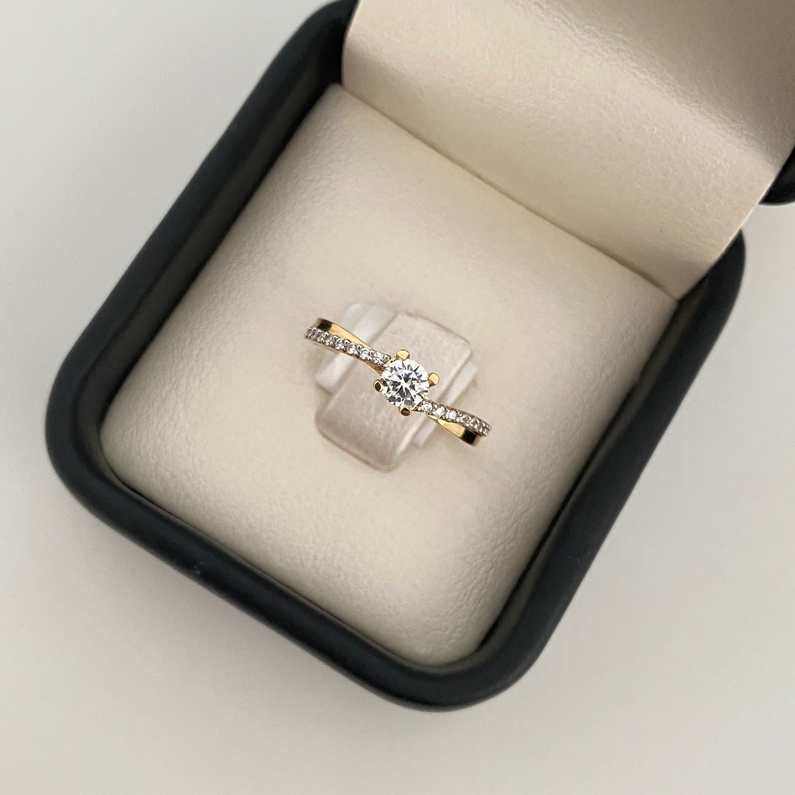 Anillo entralazado liso casting Oro amarillo 18k / Talla 5 3/4 / 1,75 Gr