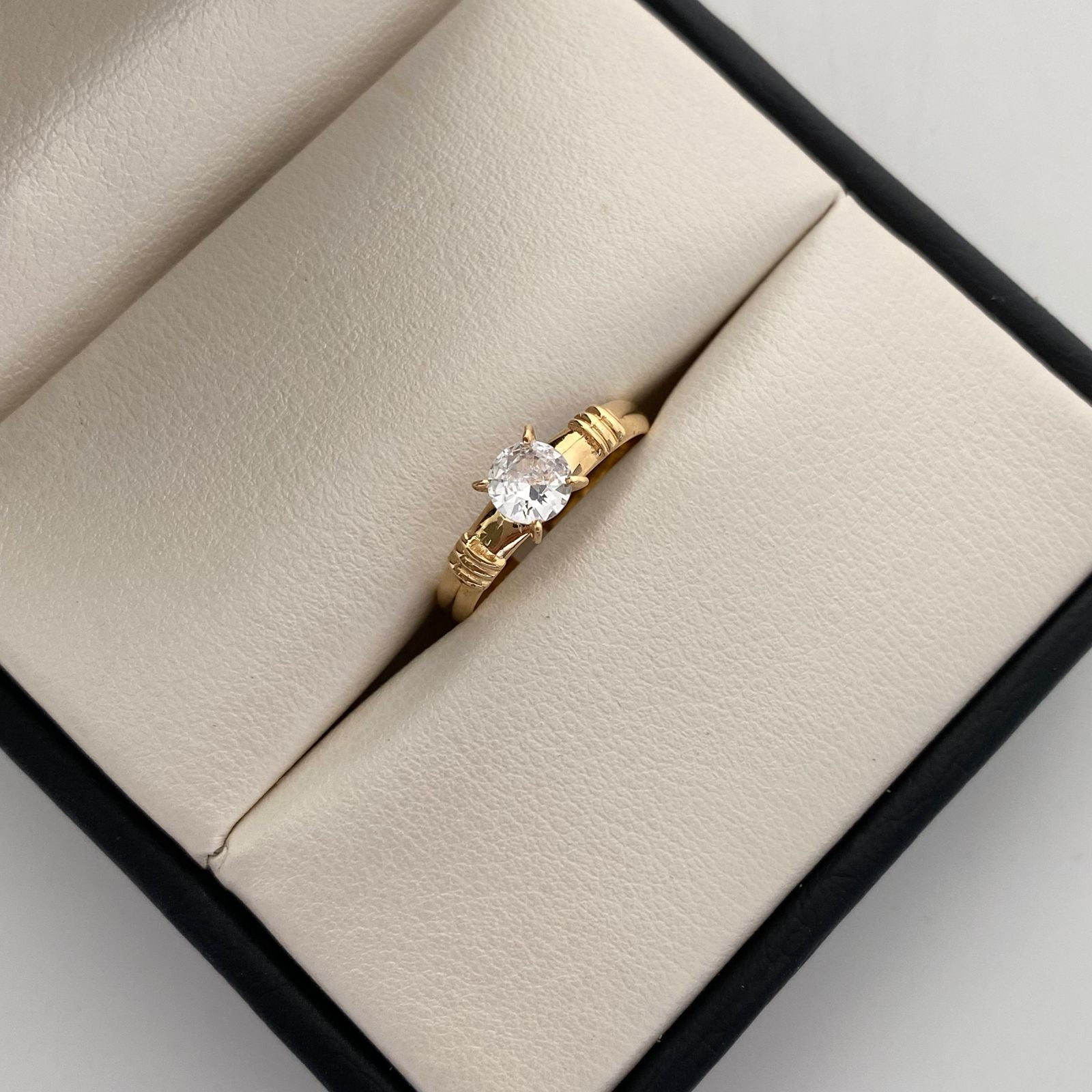 Anillo Solitario Oro amarillo 18k / Talla 6 / 1,75 Gr / 2,8 mm