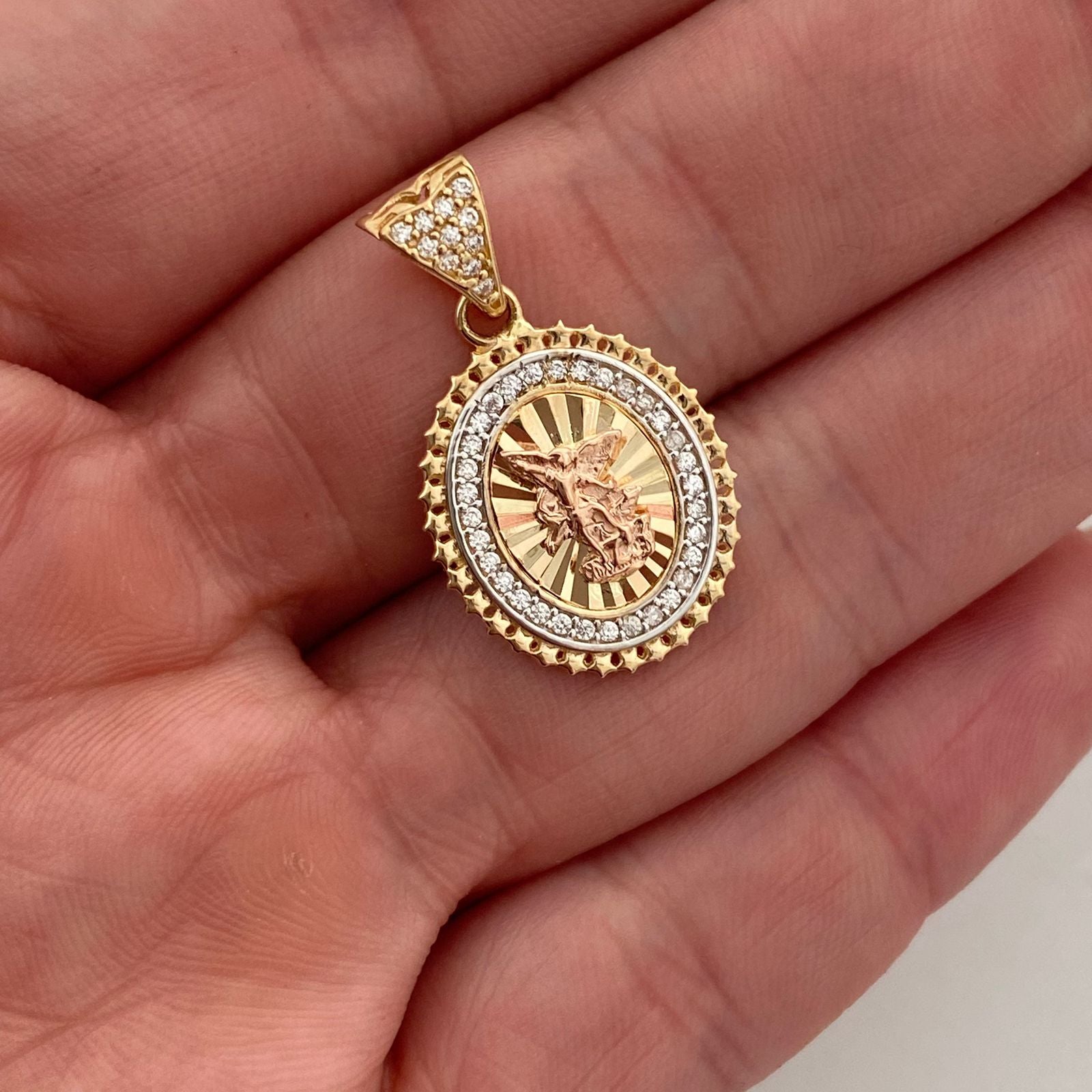 Dije arcangel san miguel con diamantado y circones blancos  Oro amarillo y oro rosa  18k 3,05 Gr / 15,46 mm / 2,5 Cm