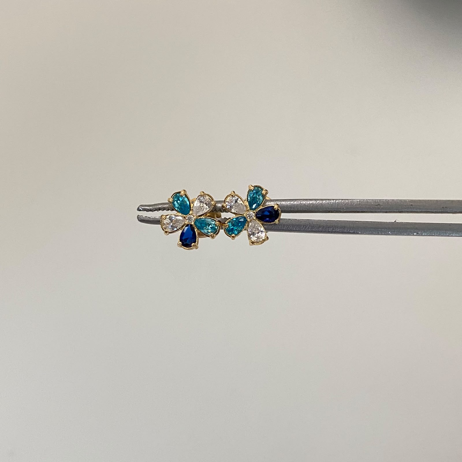 Topos flor circones azules Oro amarillo 18k 1 Gr / 8 mm