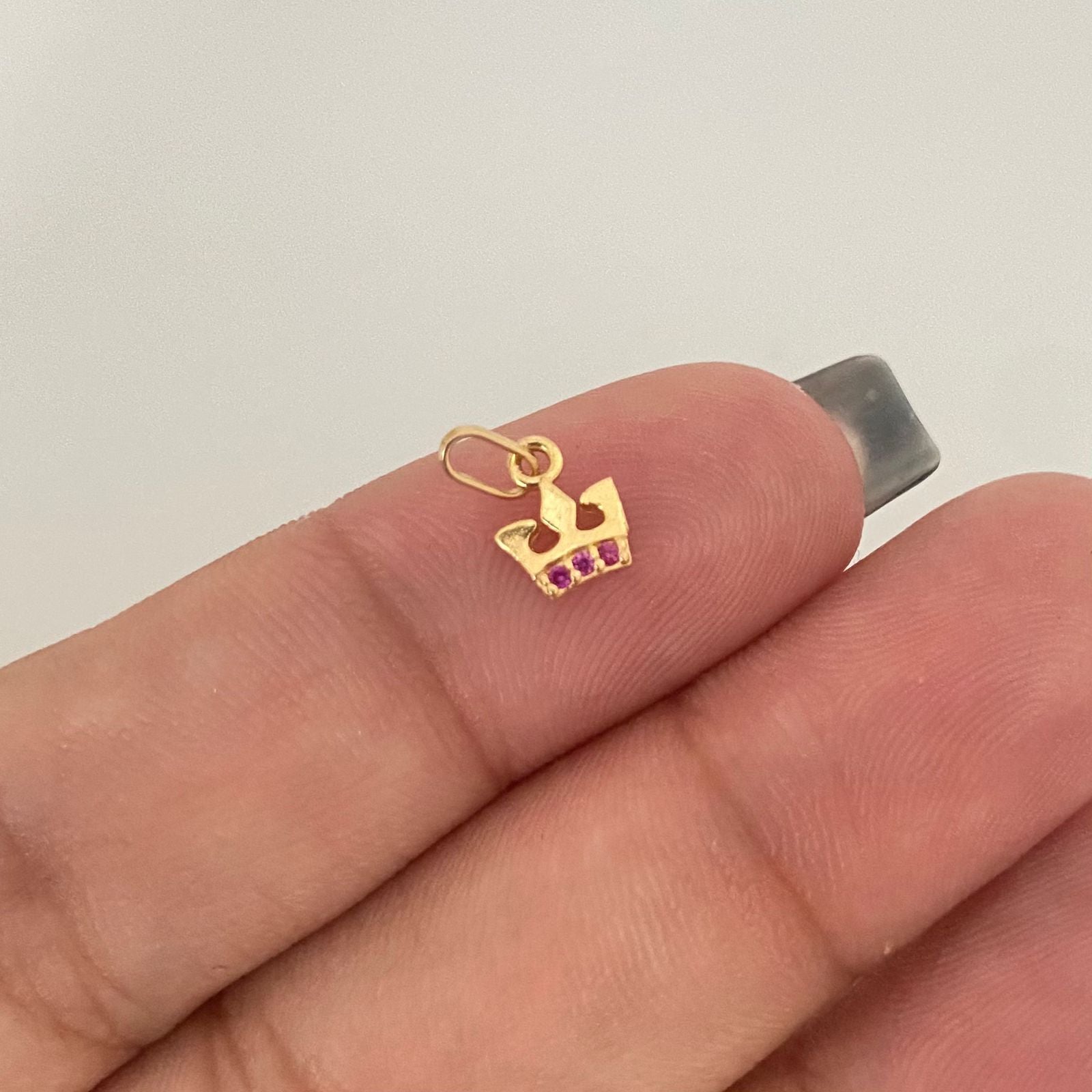 Dije mini corona circones fucsias Oro amarillo 18k 0,30 Gr / 1,0 Cm