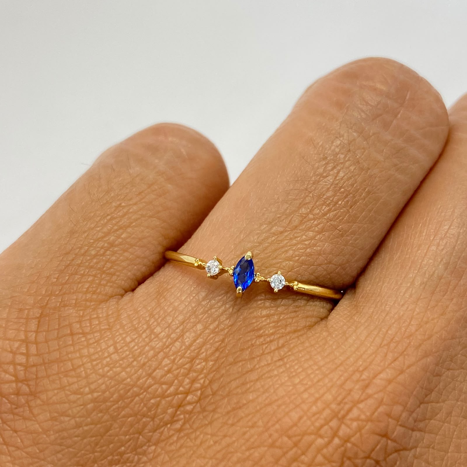 Anillo Solitario circon azul oscuro Oro amarillo 18k / Talla 8 / 0,85 Gr / 0,9 mm