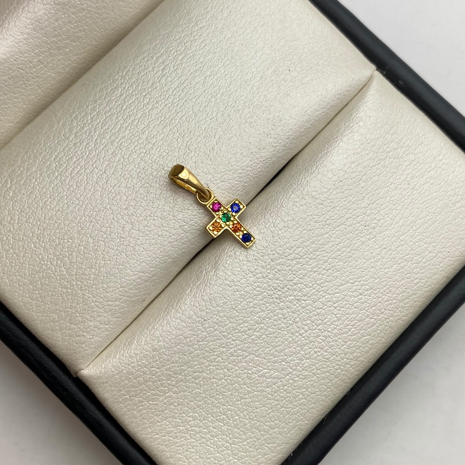 Dije  mini cruz circones multicolor  Oro amarillo 18k 0,5 Gr / 6,4 mm / 1,5 Cm