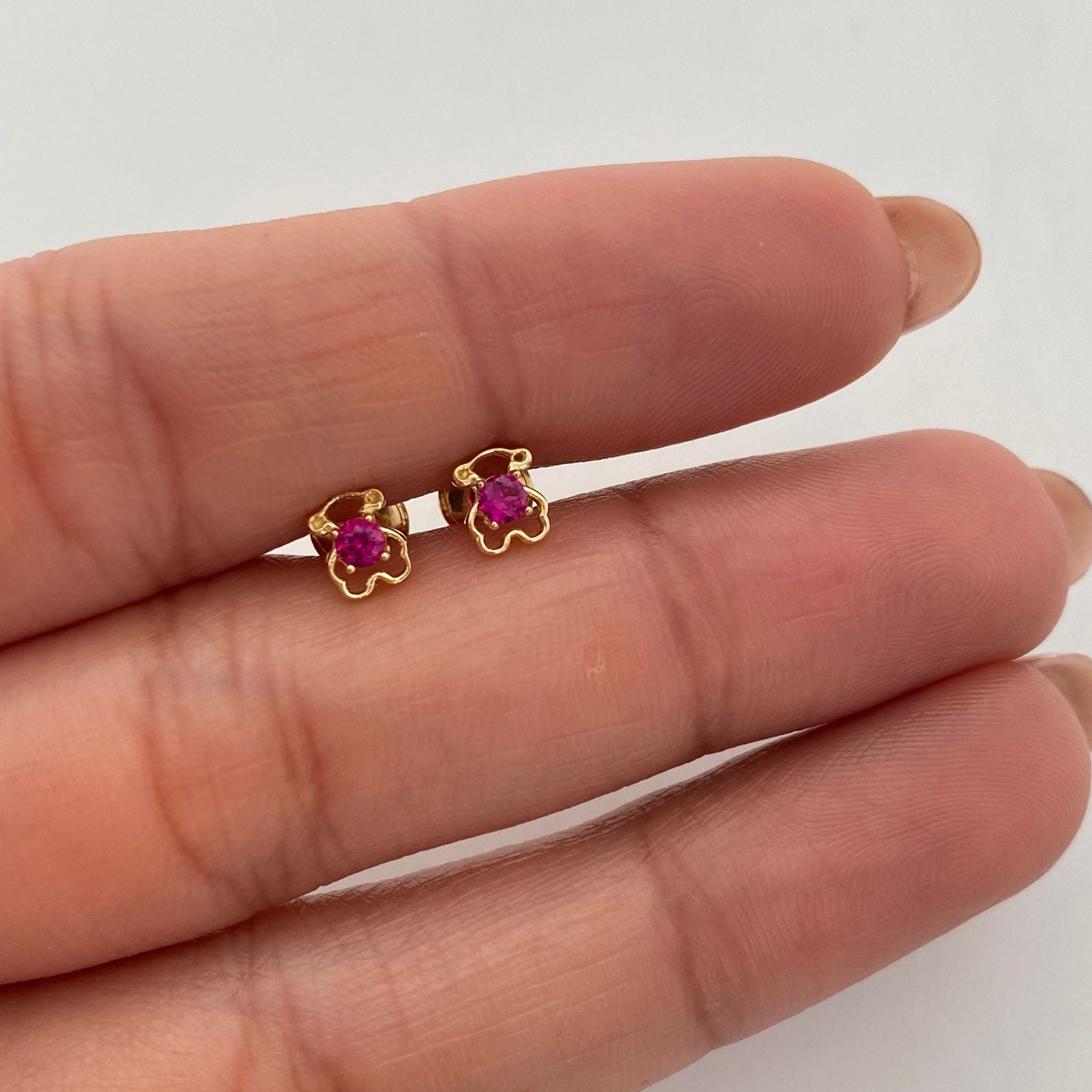 Topos silueta oso con circon rosado  Oro amarillo 18k 0,75 Gr / 4,3 mm